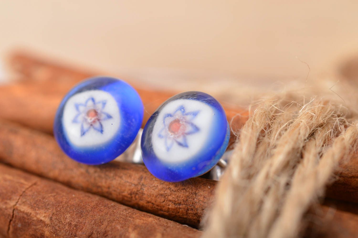 Boucles d'oreilles en verre faites main bleues millefiori avec fermoir d'argent photo 1
