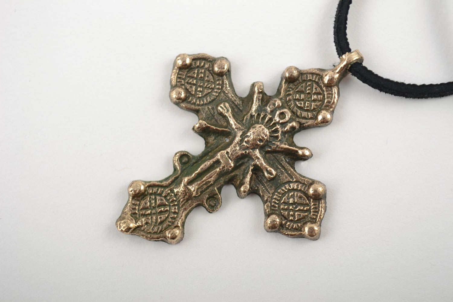 Крест из бронзы нательный литой ручной работы с распятием подарок верующему фото 1