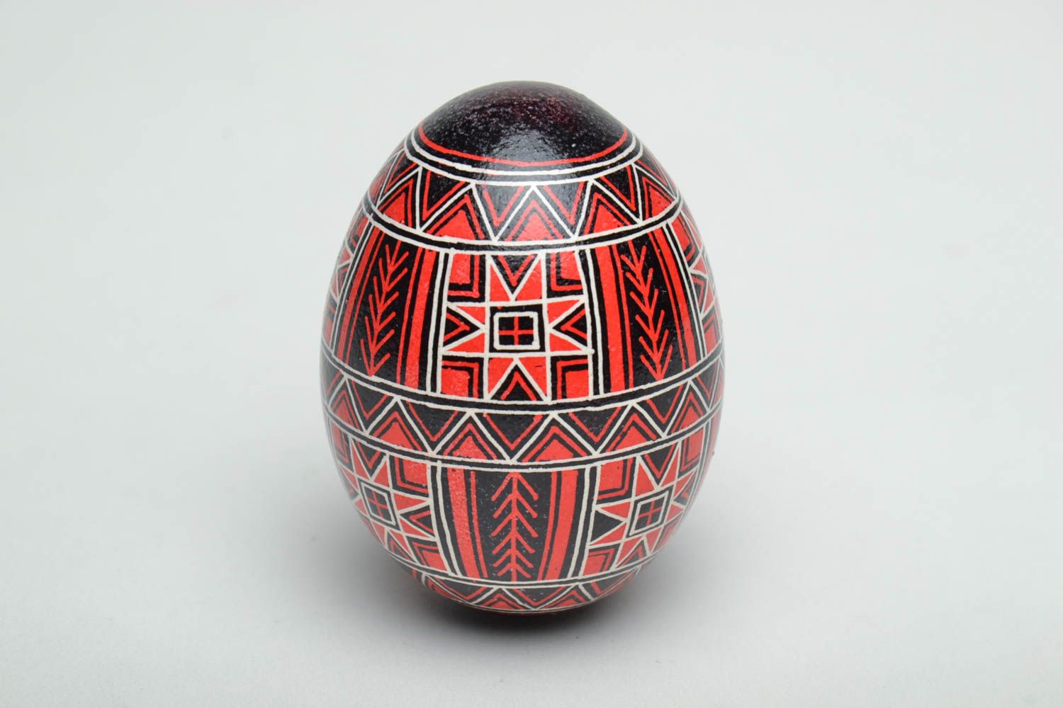 Oeuf de Pâques fait main traditionnel noir et rouge original artisanal photo 2