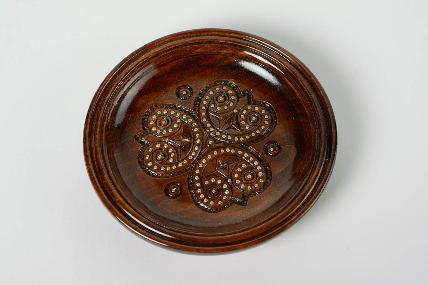 Декоративная тарелка на стену деревянная коричневая с инкрустацией ручная работа фото 1