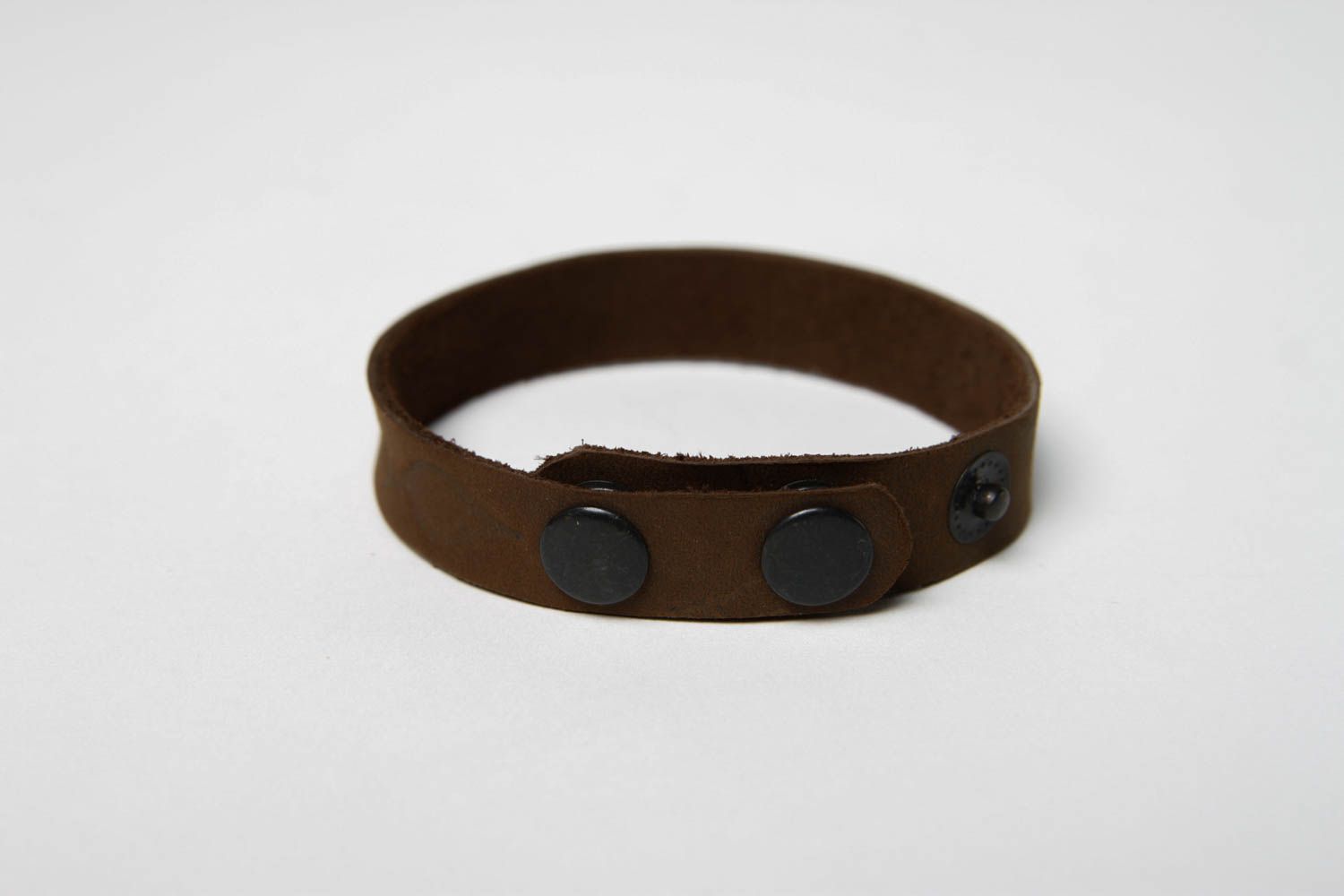 Bracelet en cuir Bijou fait main marron foncé stylé Accessoire tendance photo 5