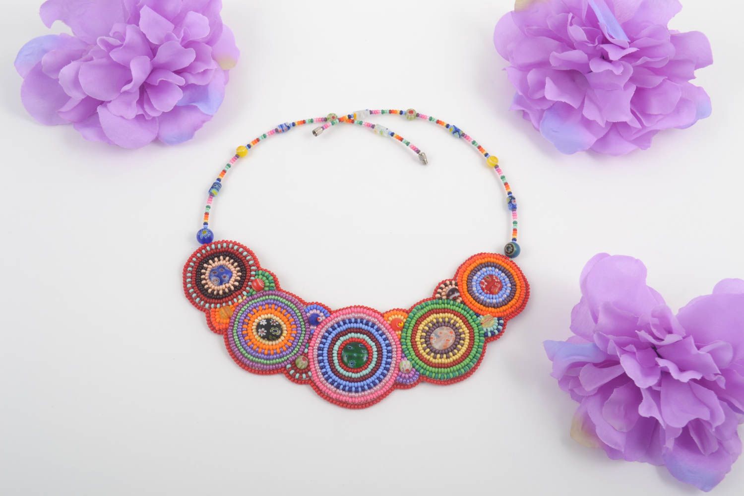 Колье из бисера украшение ручной работы яркое разноцветное ожерелье из бисера фото 1