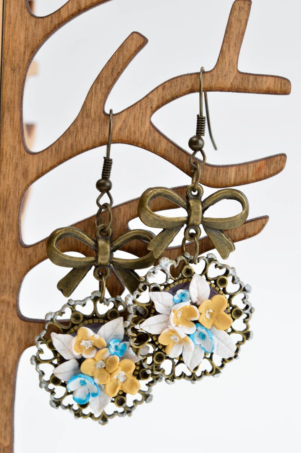Zarte helle Blumen Ohrringe handmade Polymer Schmuck Accessoire für Frauen foto 1