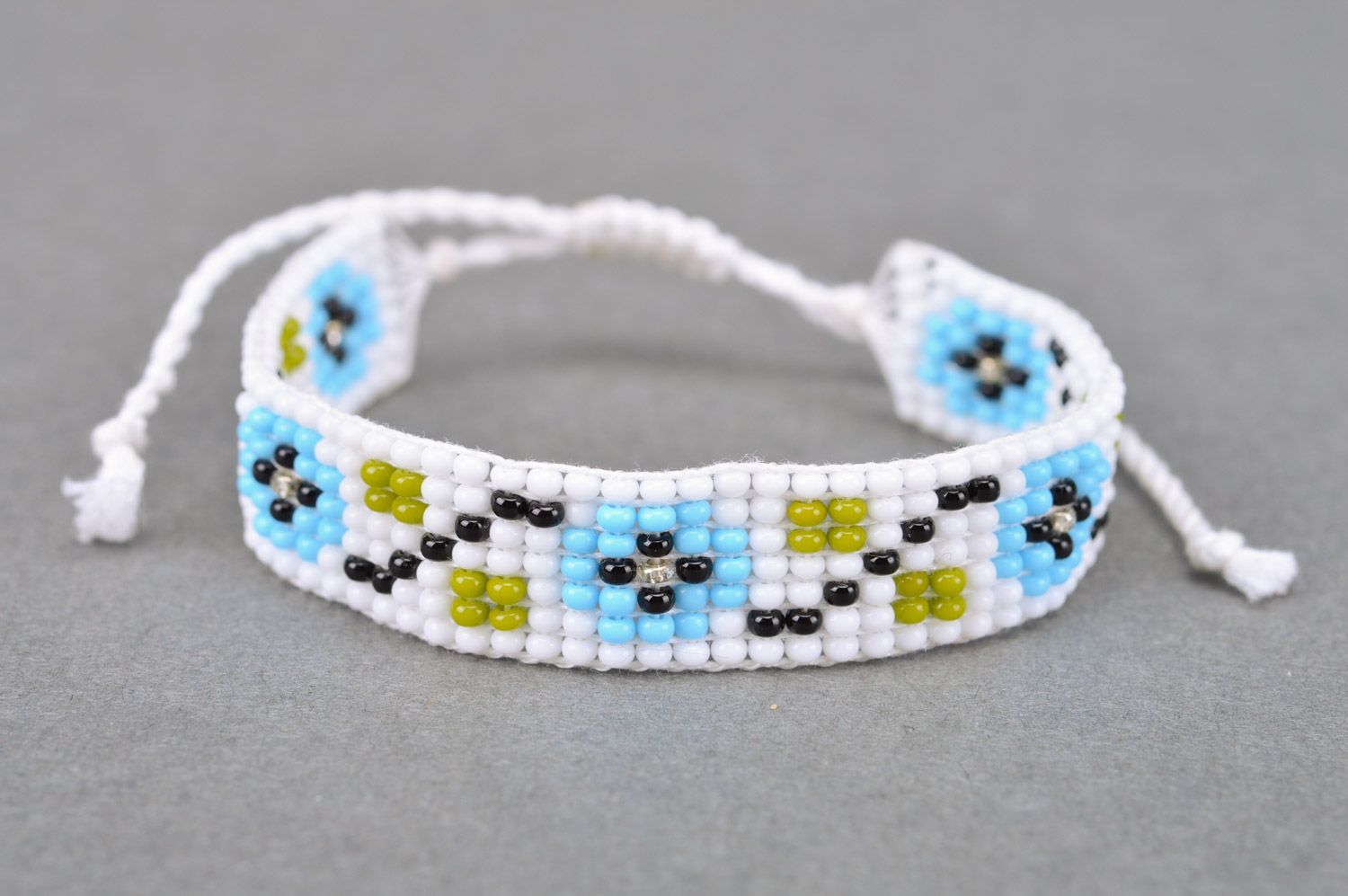 Handmade beautiful light women's wrist bracelet woven of beads and threads photo 2