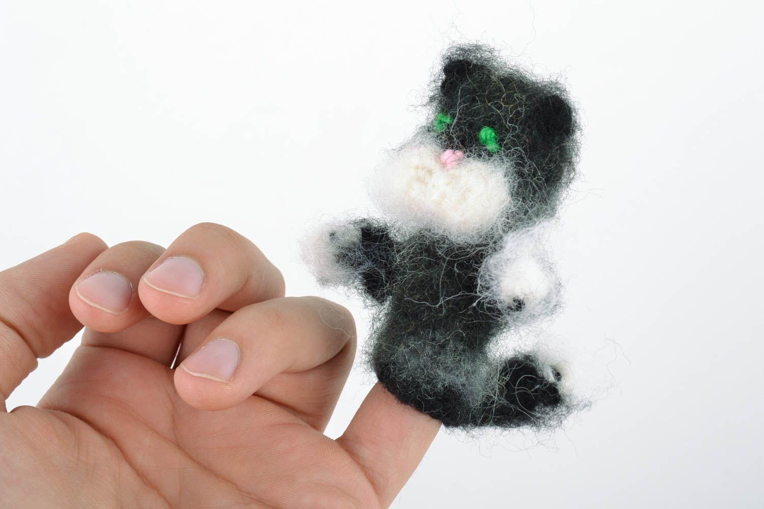 Маленькая вязаная из шерсти пальчиковая игрушка Котик ручной работы для театра фото 2