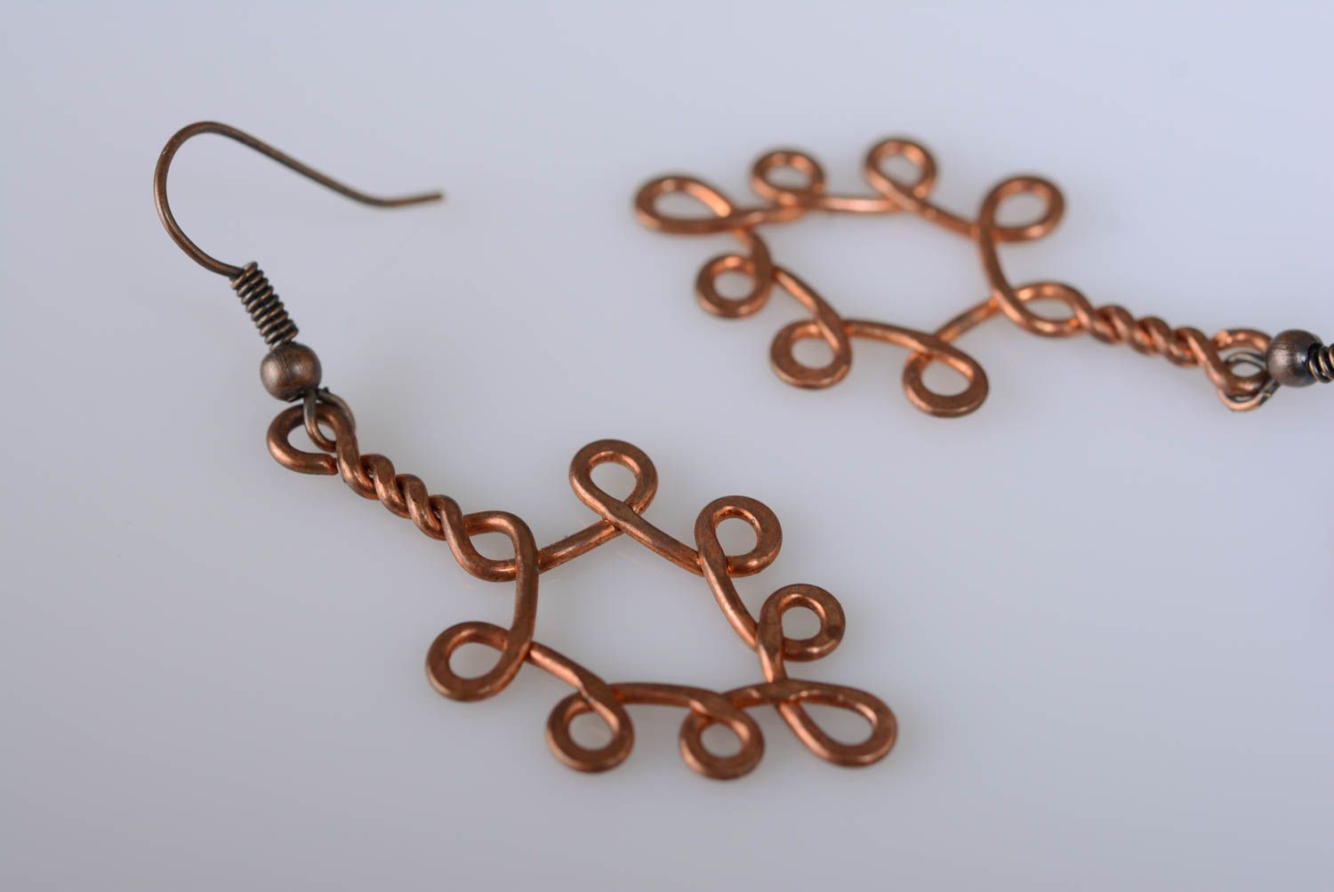 Handgemachte originelle schöne massive Ohrringe aus Kupfer Wire Wrap Technik foto 2