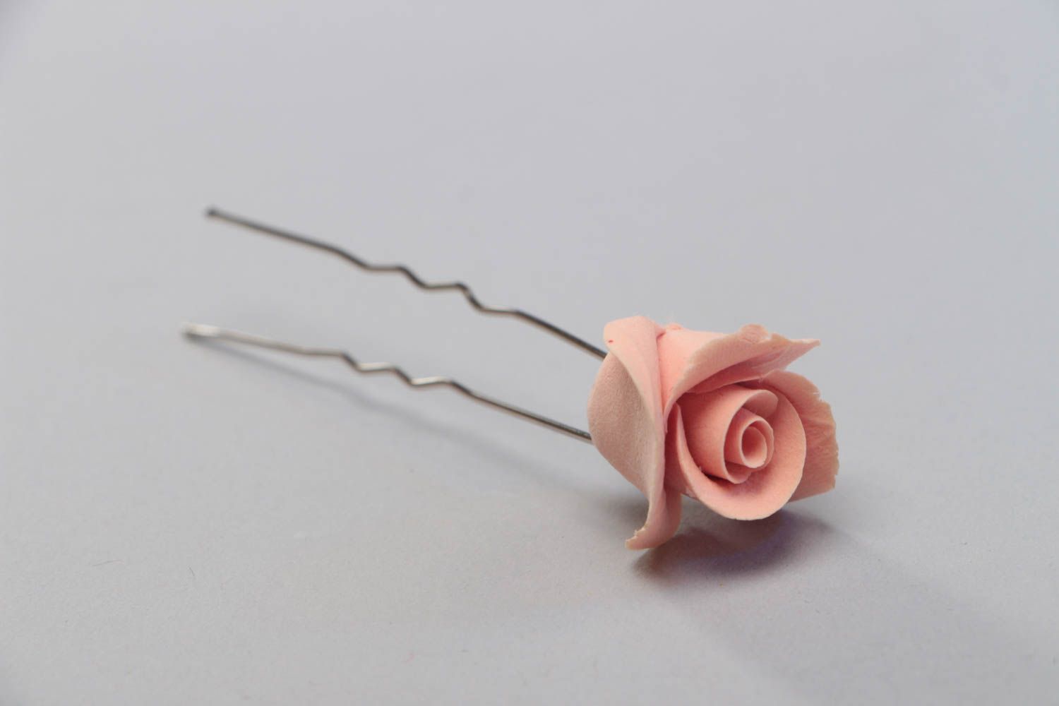 Horquilla para el pelo metálica artesanal con flor de rosa de arcilla polimérica foto 2