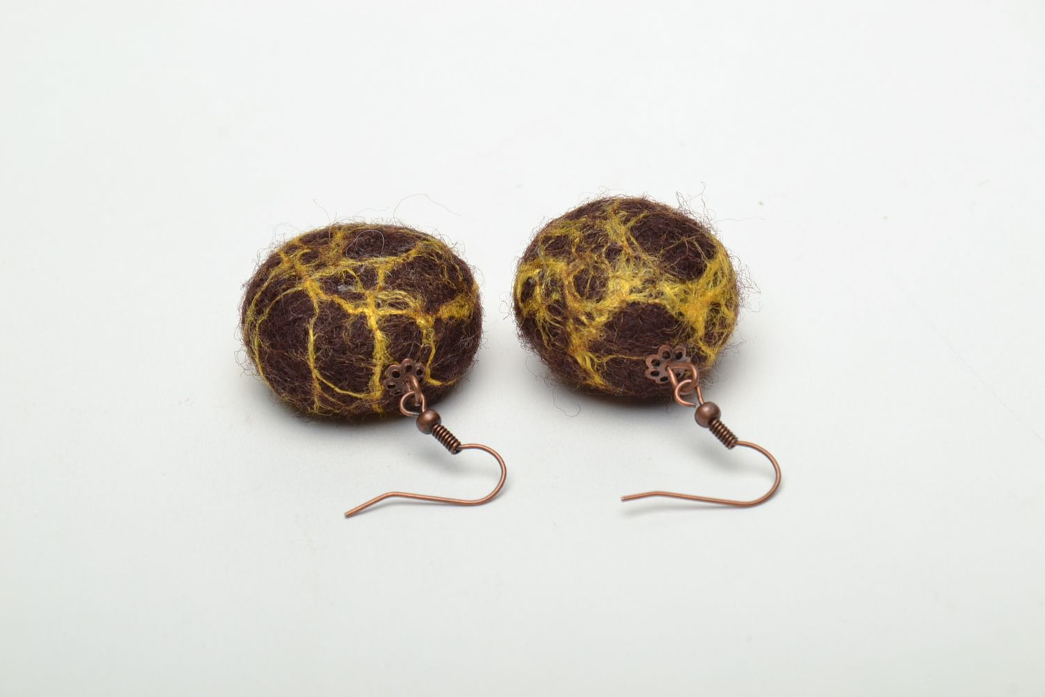 Boucles d'oreilles boules en laine feutrée brunes faites main photo 4