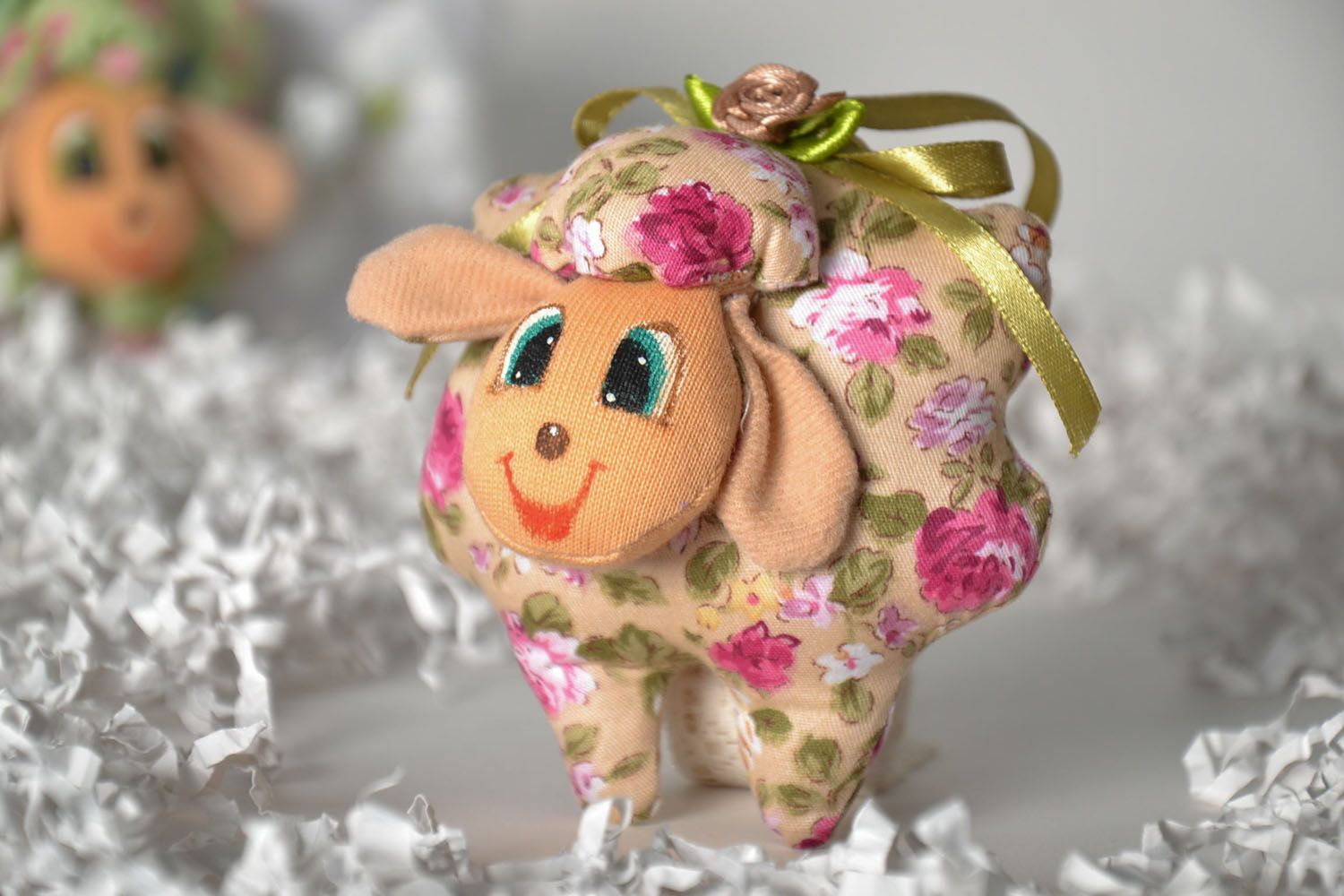 Colgante decorativo con forma de oveja con estampado floral foto 1