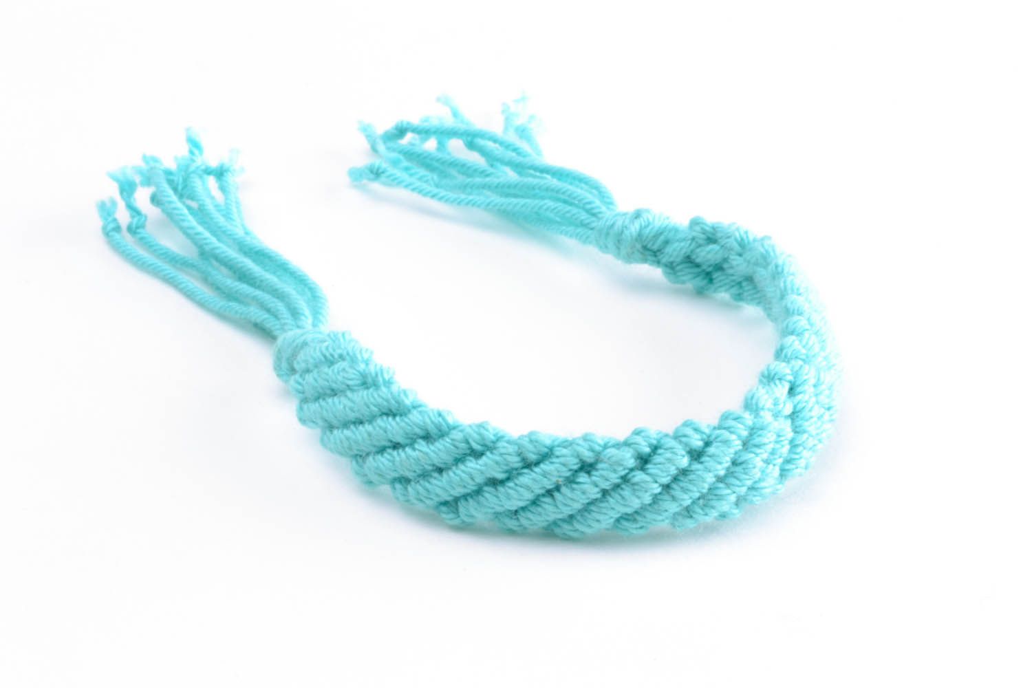 Плетеный браслет из ниток голубой фото 3
