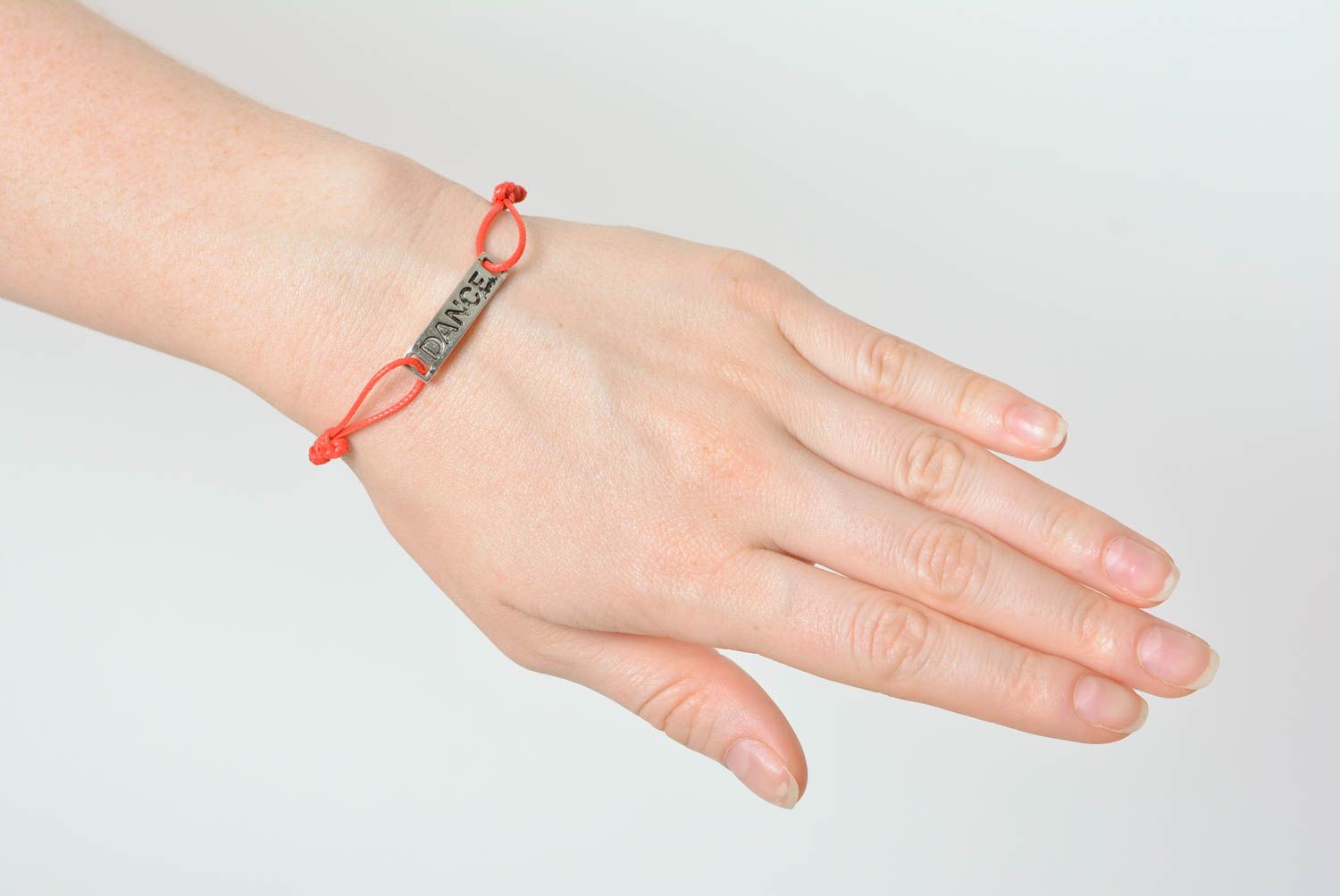 Bracelet breloque Bijou fait main en cordon ciré rouge fin original Cadeau femme photo 3