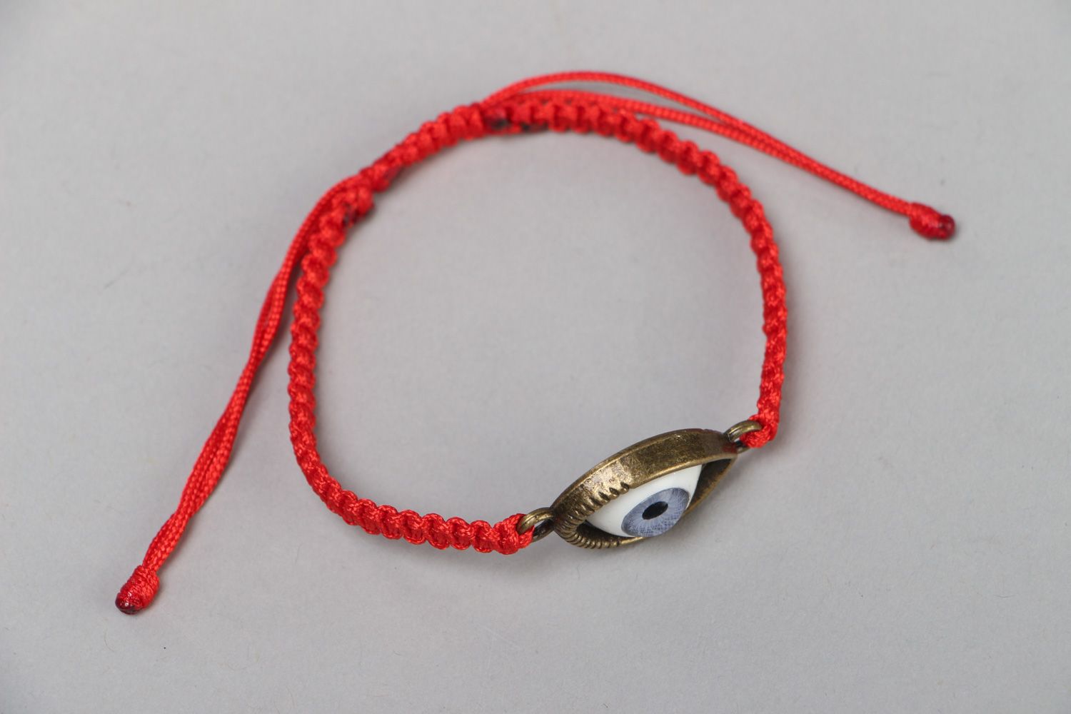 Bracelet rouge en lacet synthétique avec pendentif fait main Contre le sort photo 2