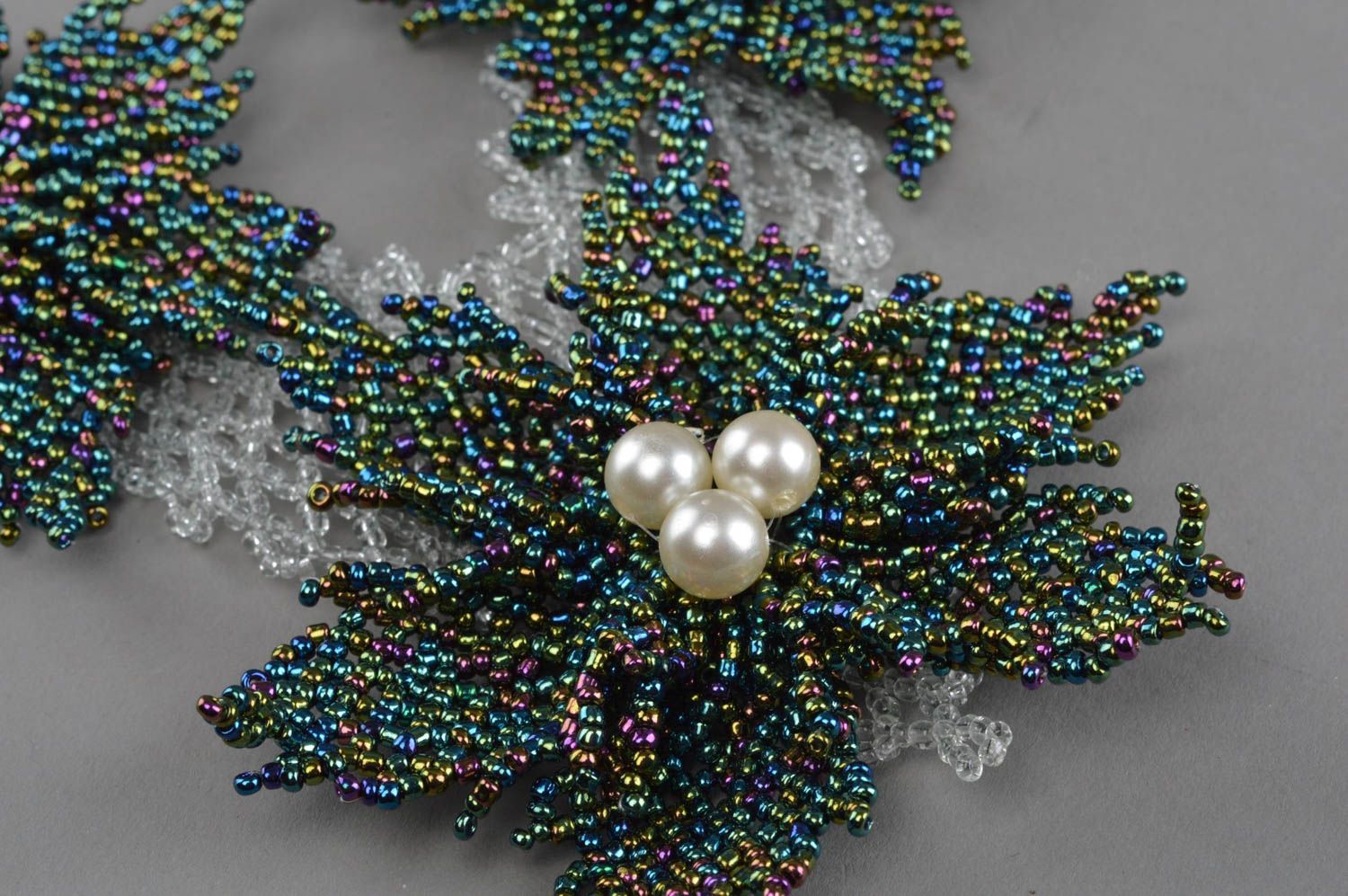 Ожерелье из бисера и бусин ручной работы красивое с большими цветами авторское фото 4