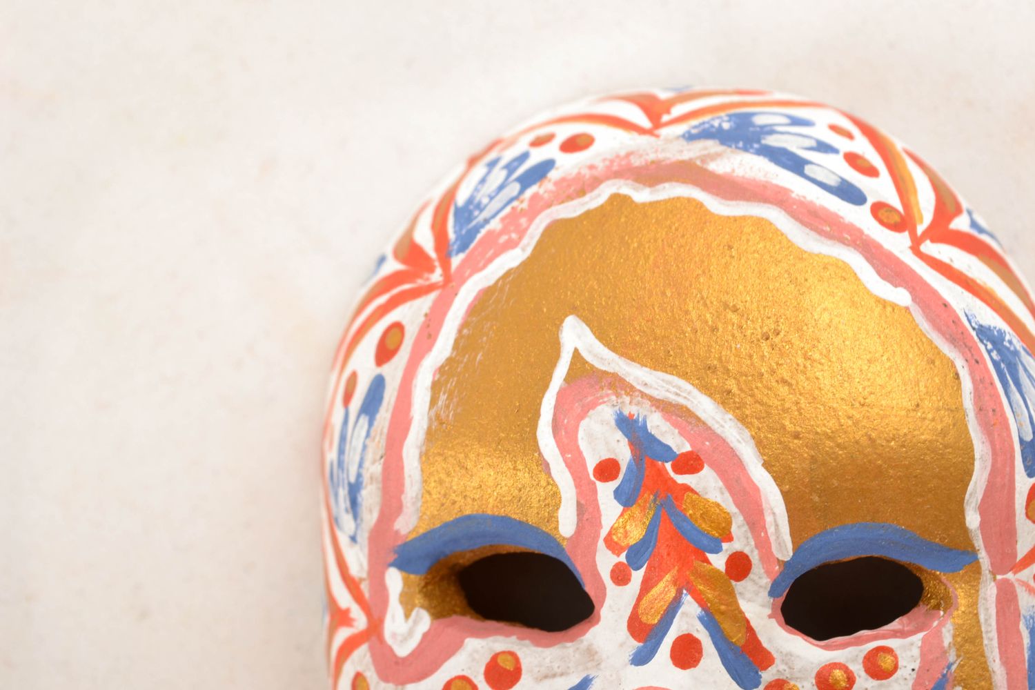 Карнавальная маска подвеска на стену миниатюра золотистая фото 3