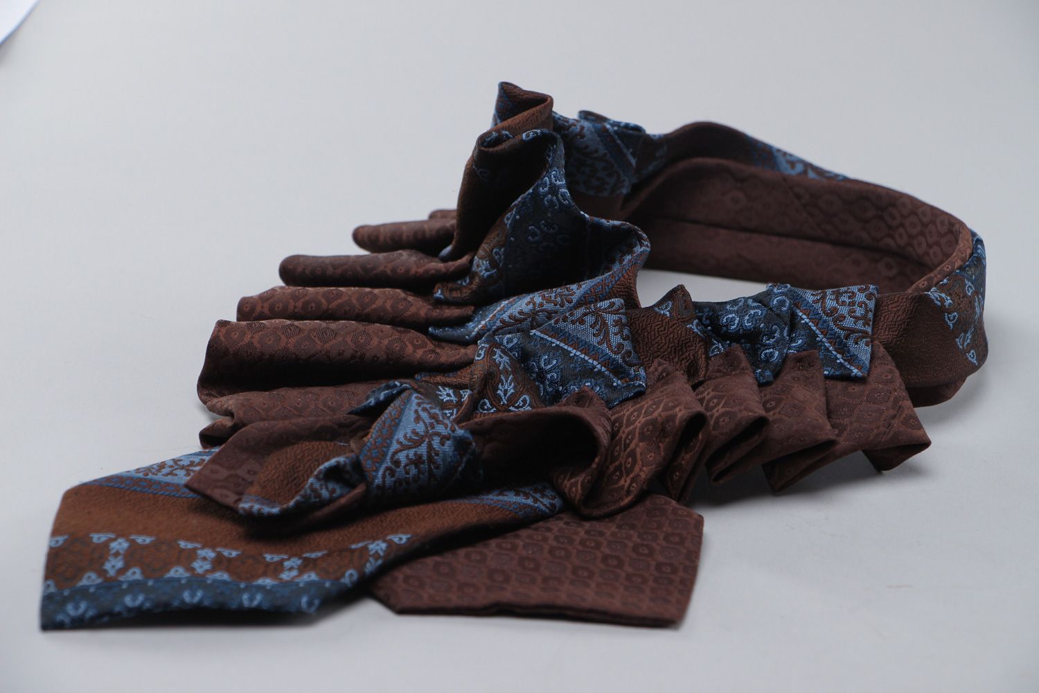 Collier original de cravates en satin et soie fait main brun bijou femme photo 3
