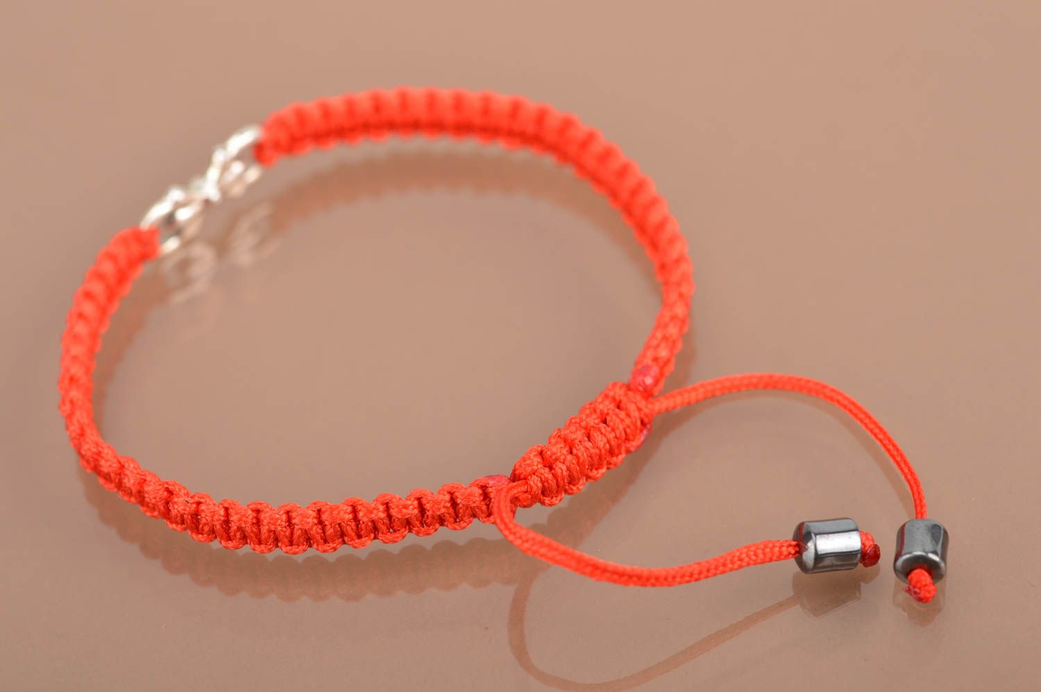 Bracelet fait main en fils de soie rouges fin avec nœud métallique bijou photo 5