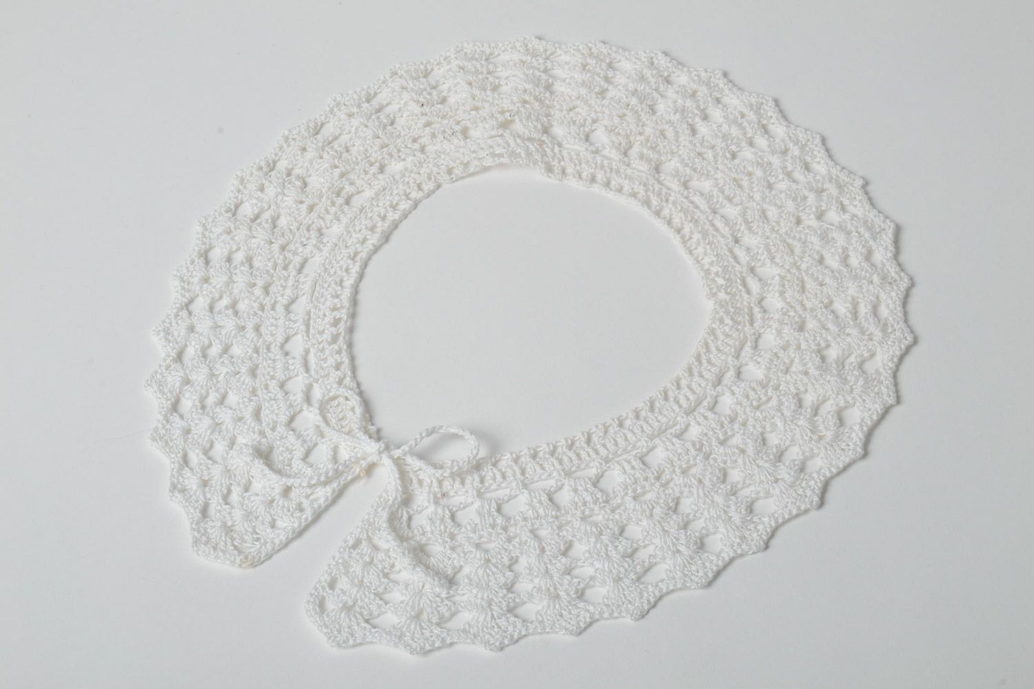 Handmade white lace detachable decorative collar crocheted of cotton threads photo 5