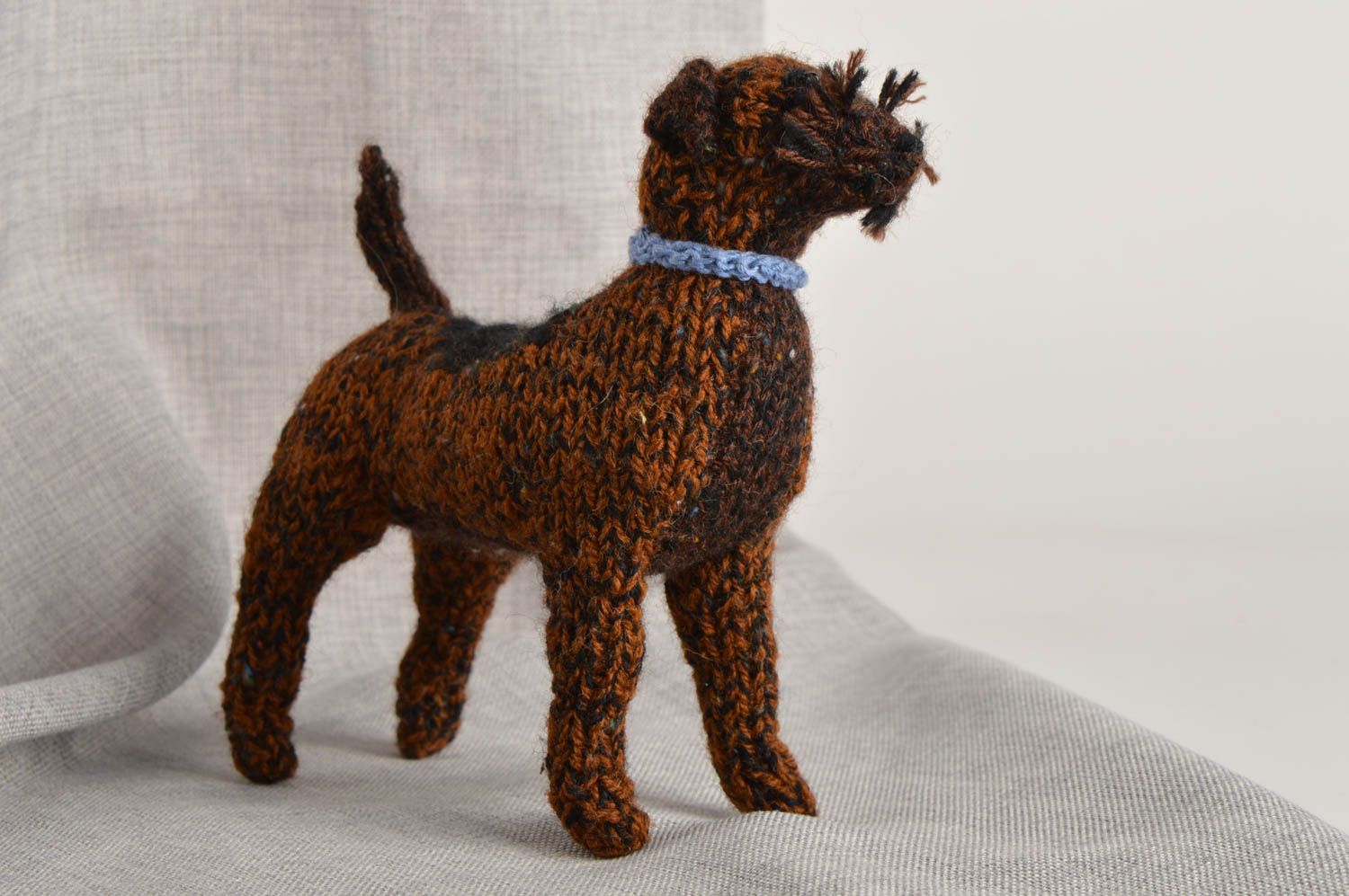 Peluche chien terrier Jouet fait main tricoté en laine Cadeau pour enfant photo 1