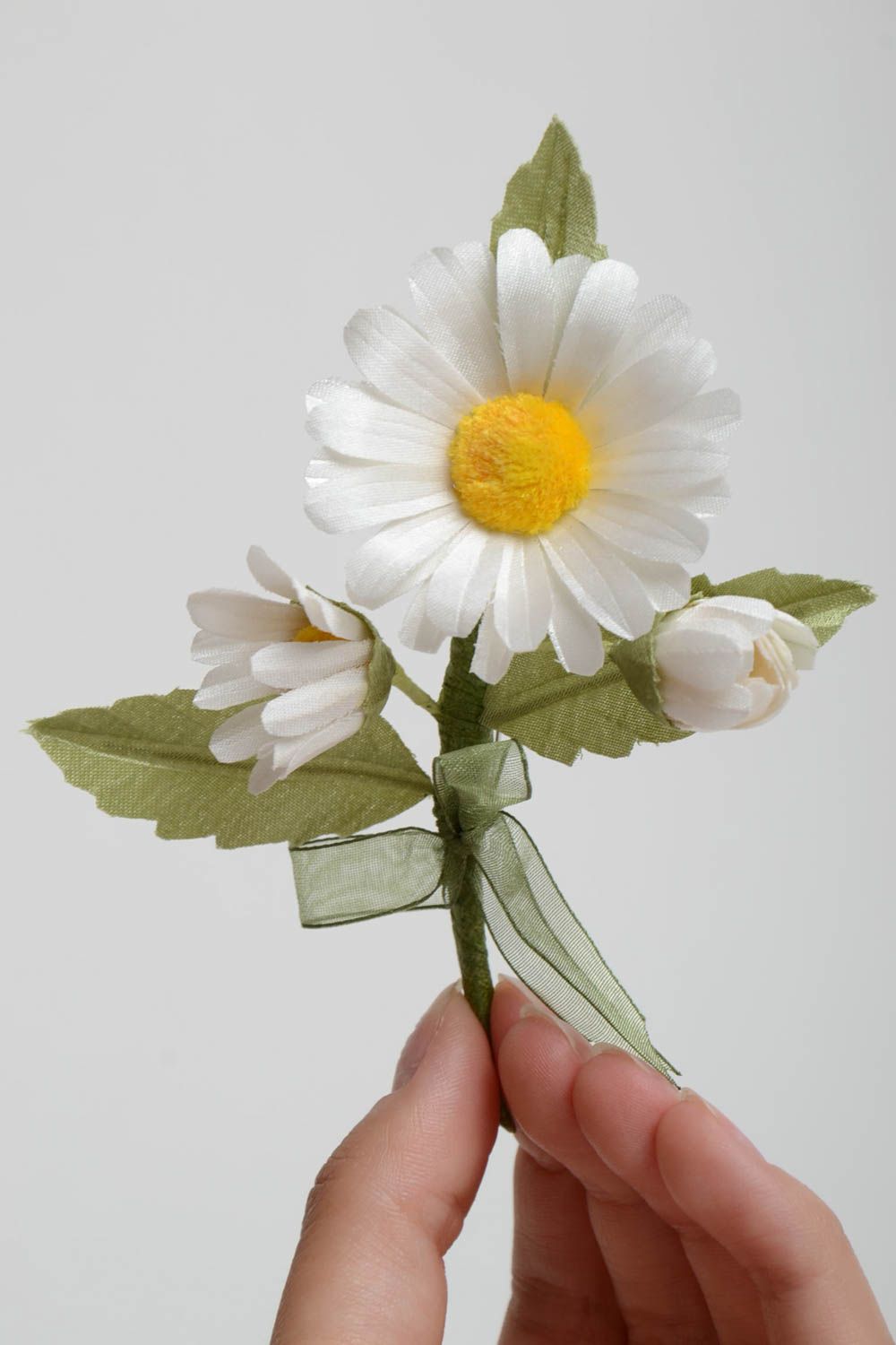 Broche avec fleurs de marguerite blanche en tissu avec feuilles faite main photo 2