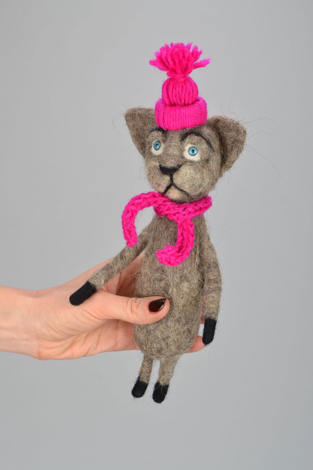 Валяная игрушка из натуральной шерсти Кот в шапке фото 2