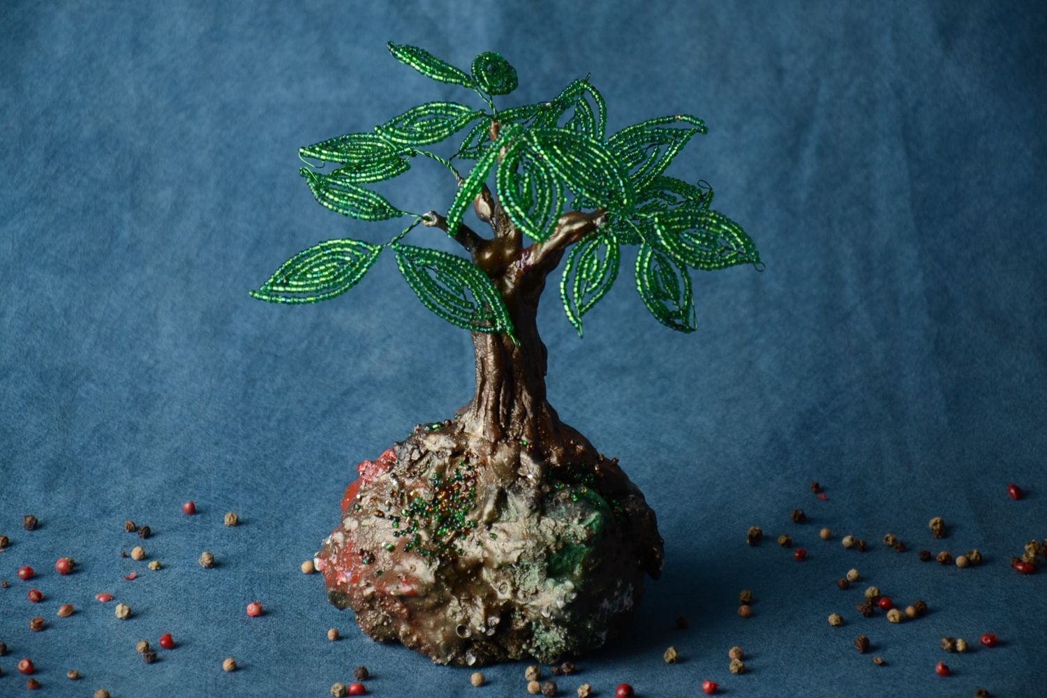 Handgemachter Baum aus Glasperlen Geschenkidee mit rein ökologischem Lack bedeckt foto 1