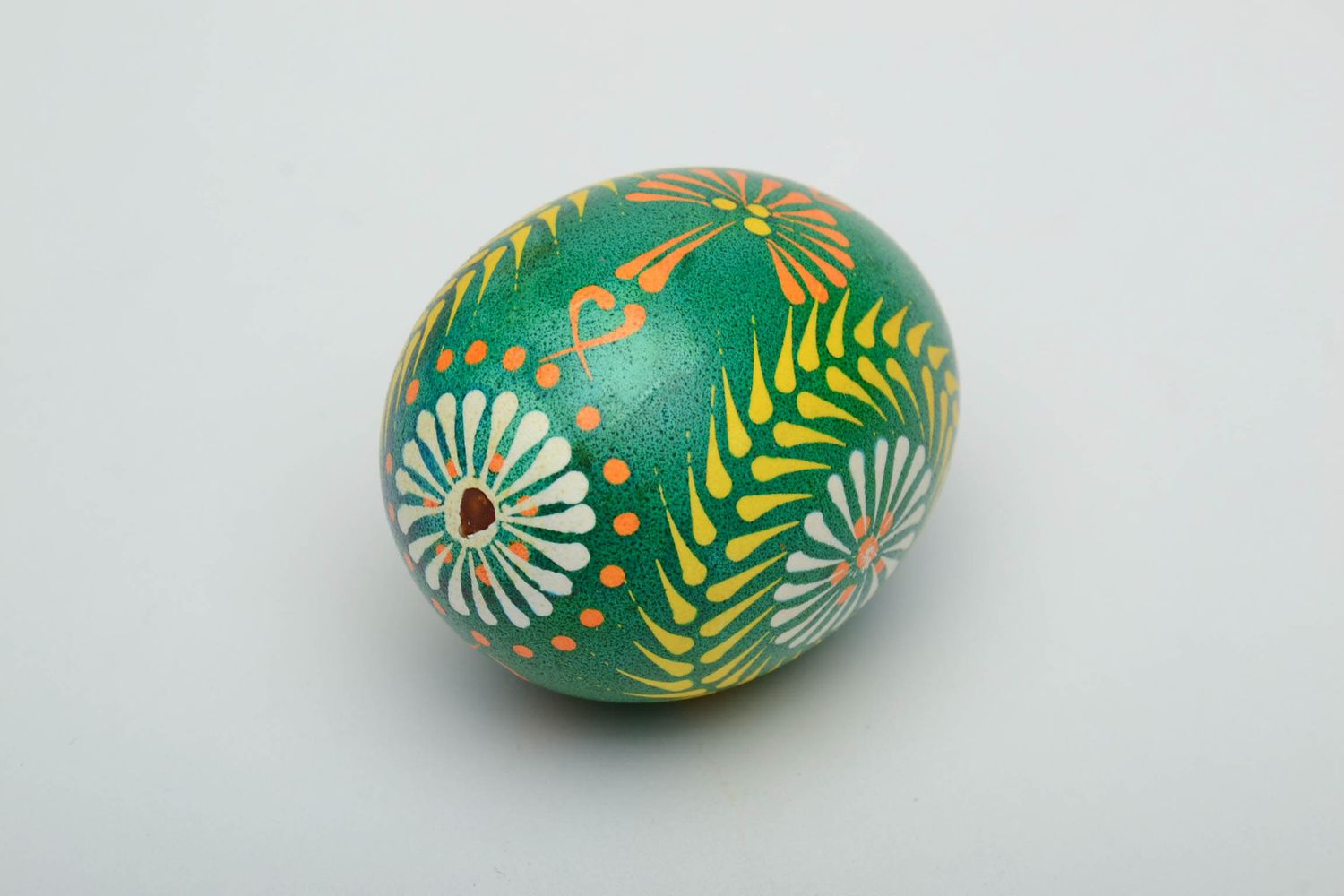 L'uovo decorativo fatto a mano pysanka dipinta a mano pasquale ucraina  foto 4
