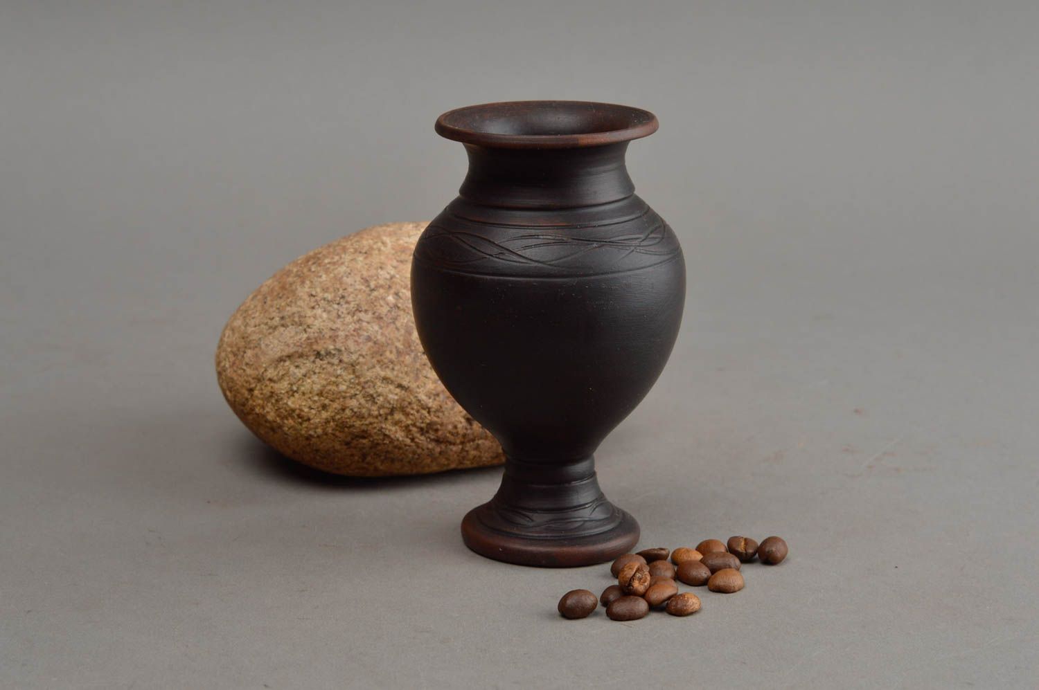 Vase décoratif fait main petit brun foncé en céramique technique de poterie photo 1