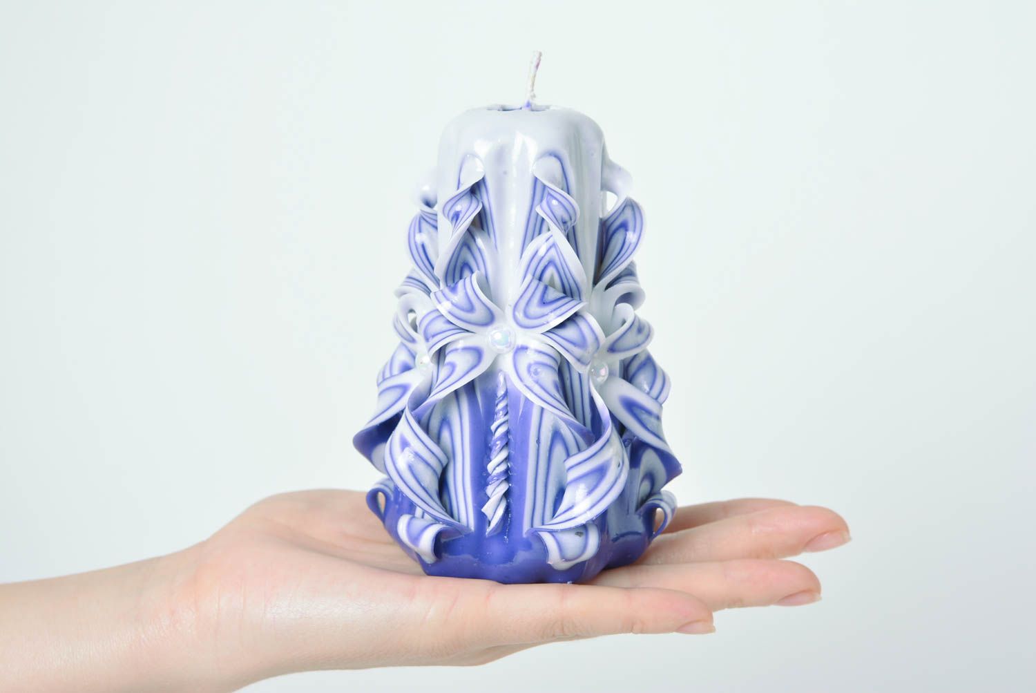 Изящная парафиновая свеча белая с синим ручной работы вырезанная вручную фото 4