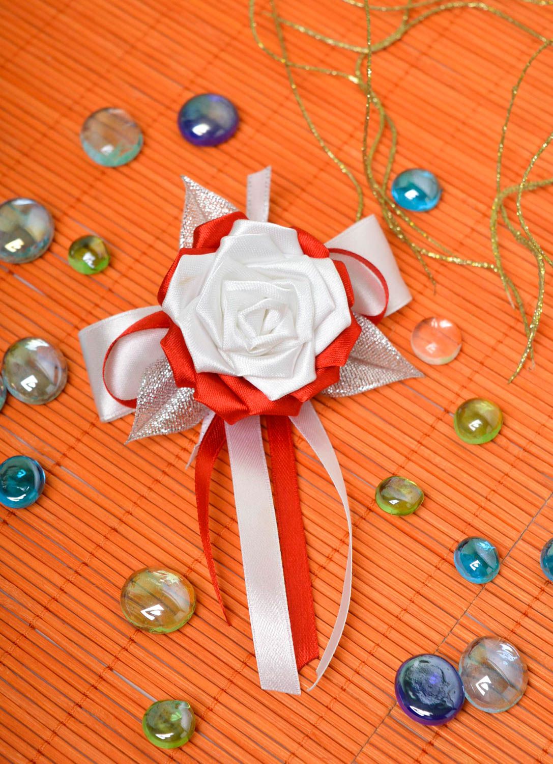Botonier con flor de cintas artesanal detalle para boda adorno para boda foto 1