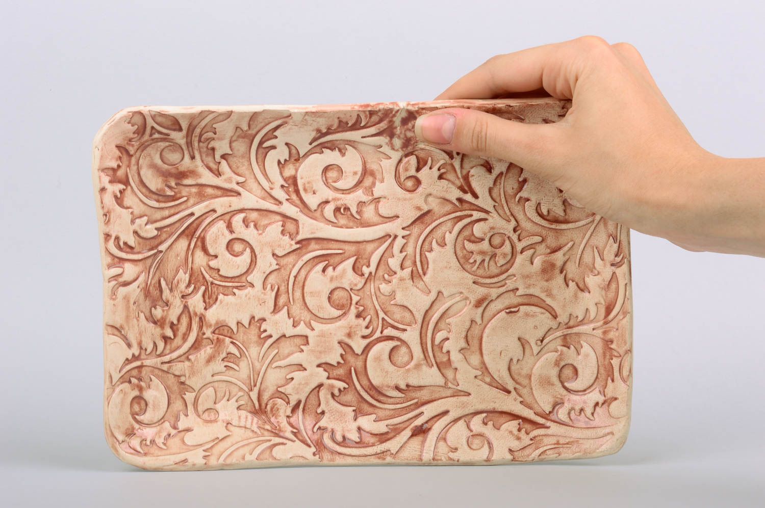 Handgemachter keramischer rechteckiger Teller aus Ton mit Glasur Bemalung  foto 2