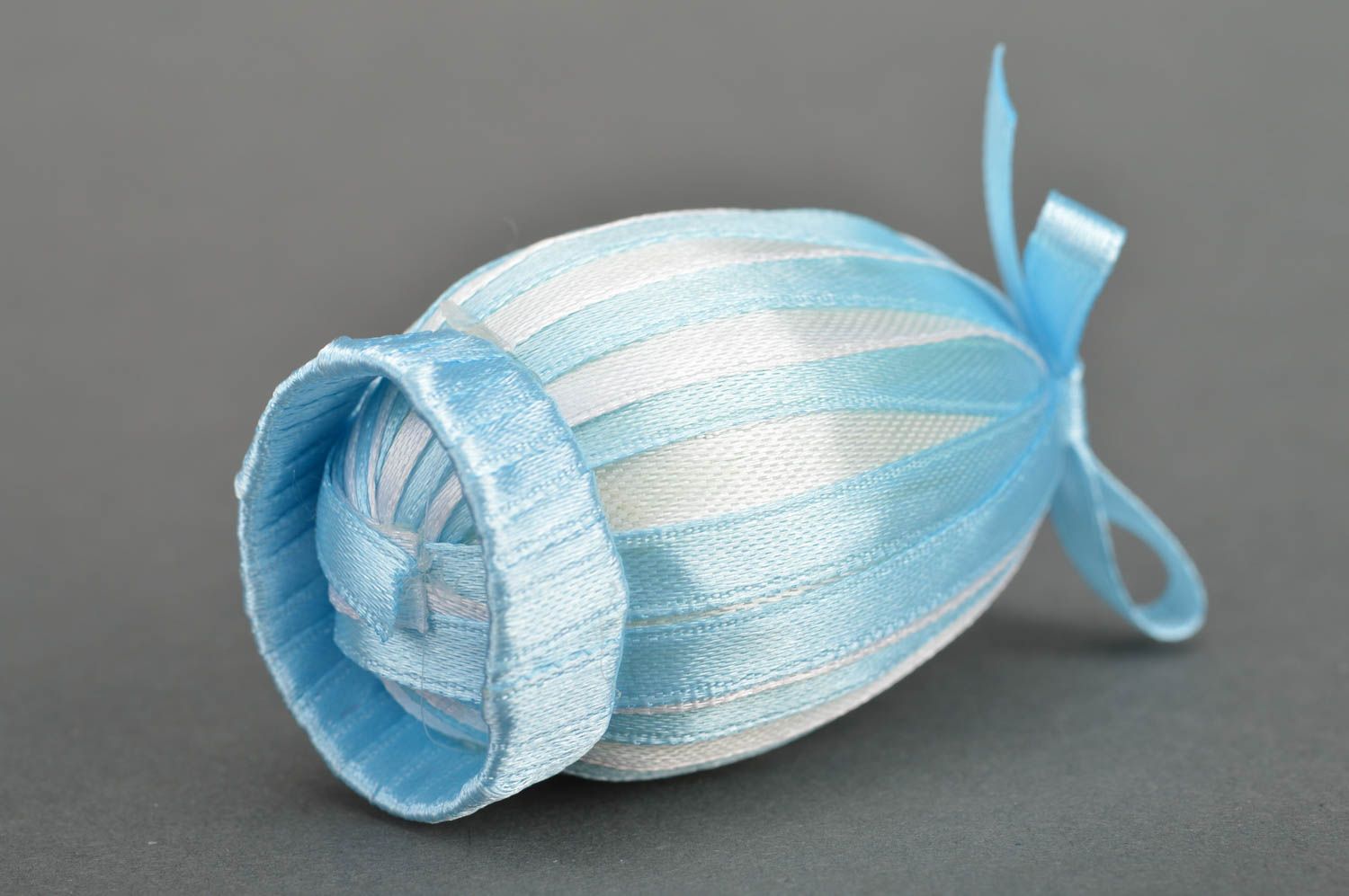 Пластиковое пасхальное яйцо украшенное лентами и стразами голубое ручной работы фото 5