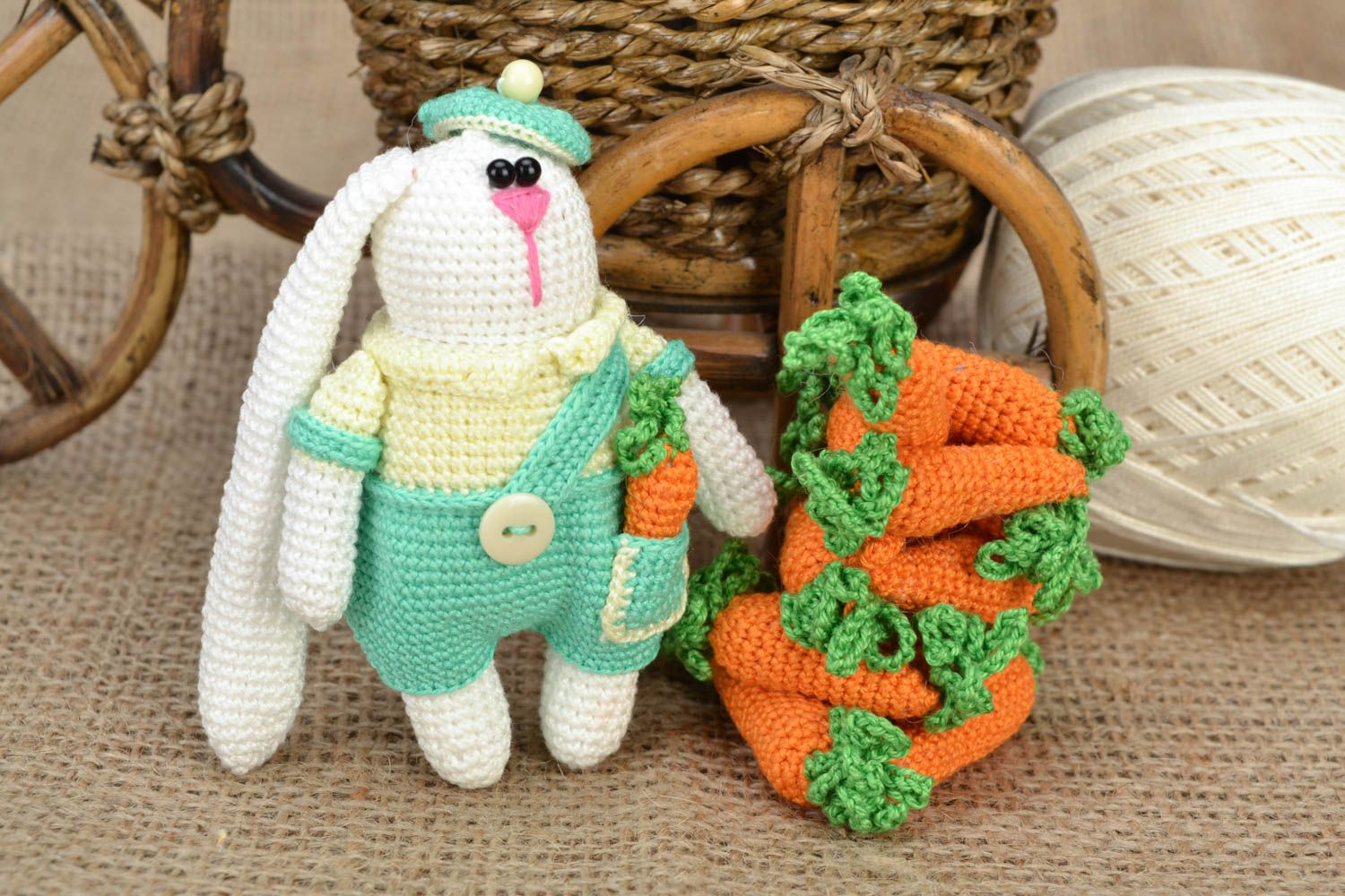 Мягкая вязаная игрушка в виде зайца с морковками необычная милая ручной работы фото 1