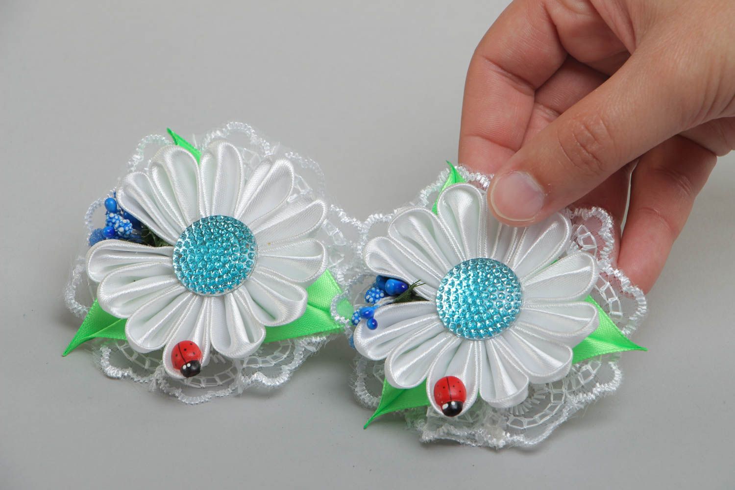 Set of 2 handmade elastic hair bands with white satin ribbon kanzashi flowers photo 5