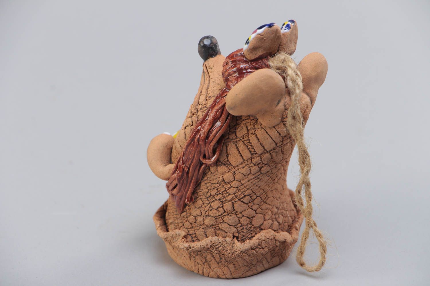 Глиняный колокольчик в виде мышки лепной ручной работы расписанный акрилом фото 3
