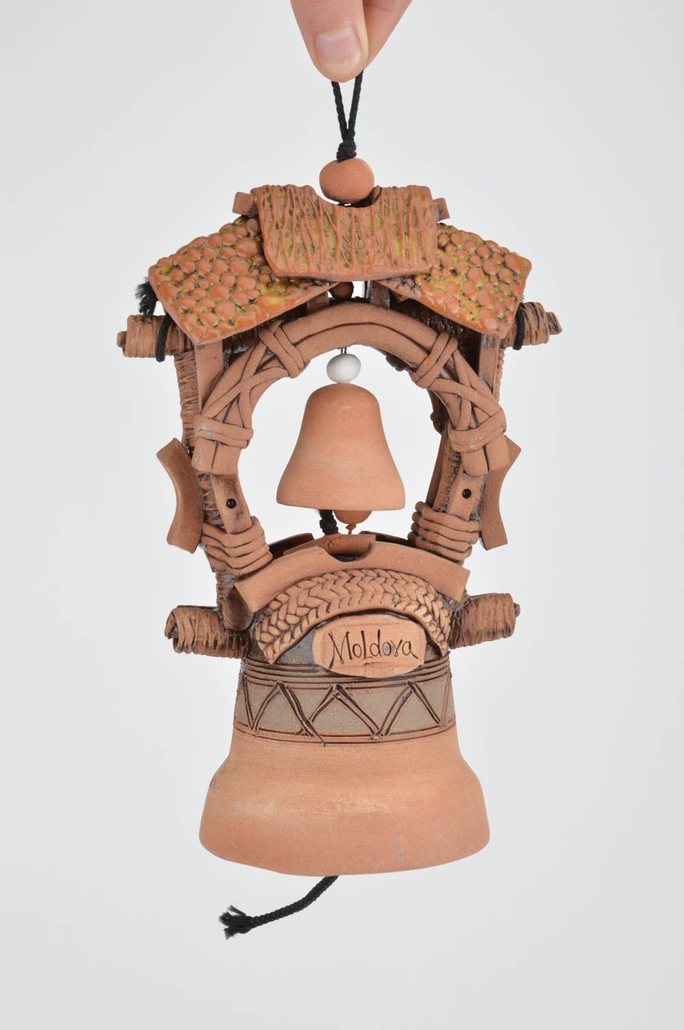 Колокольчик из глины ручной работы в виде колодца подвеска для декора дома фото 3