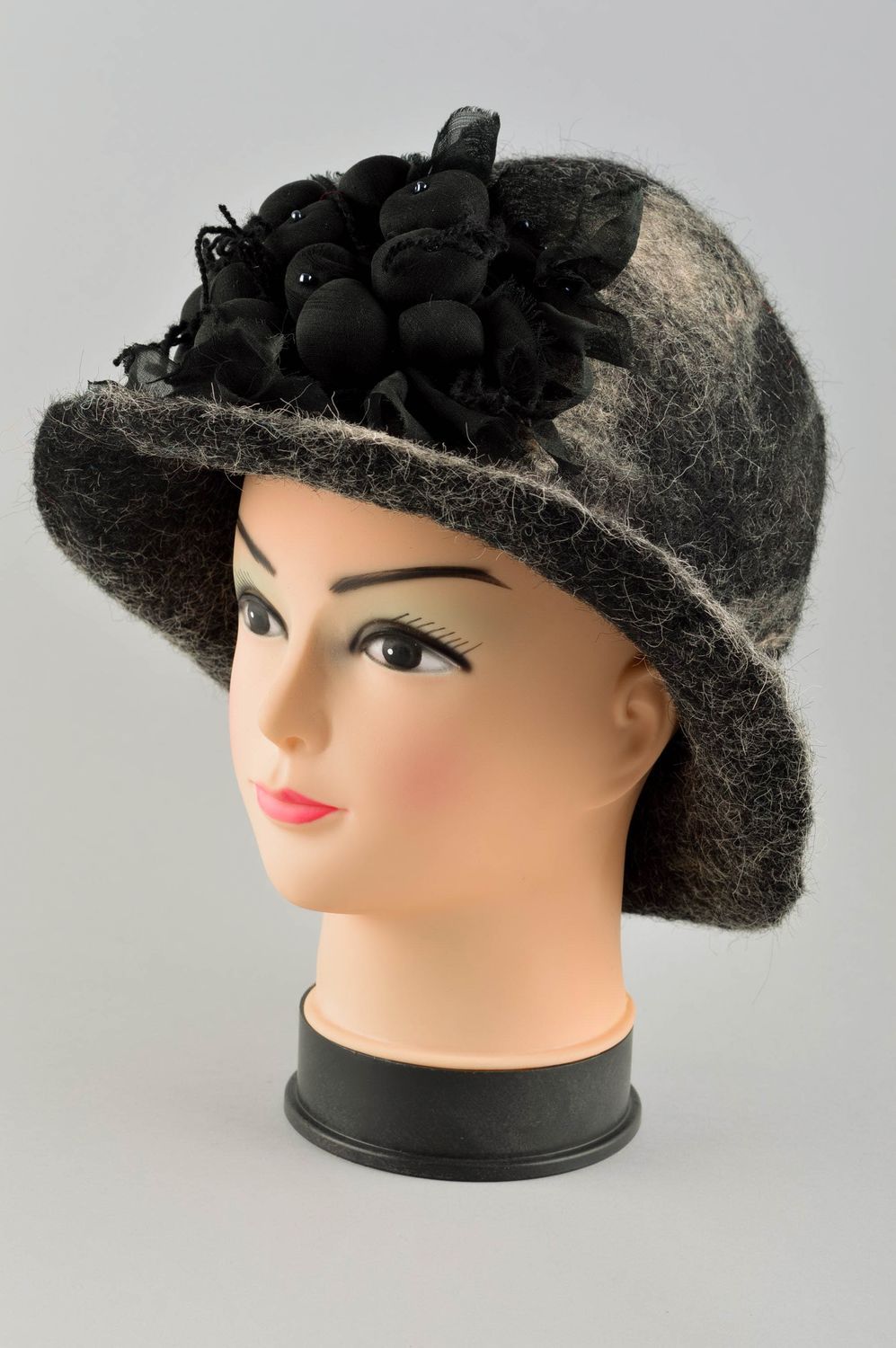 Chapeau laine noir Chapeau fait main Couvre chef femme élégant Vêtements femme photo 2