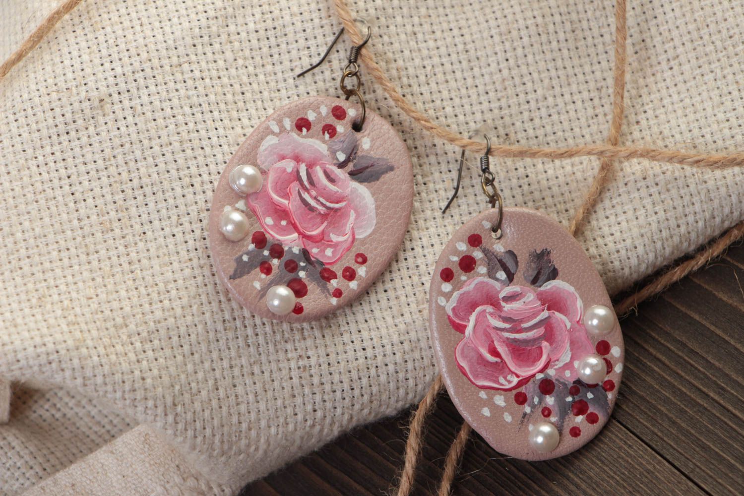 Boucles d'oreilles avec roses faites main peintes en cuir et fausses perles photo 1