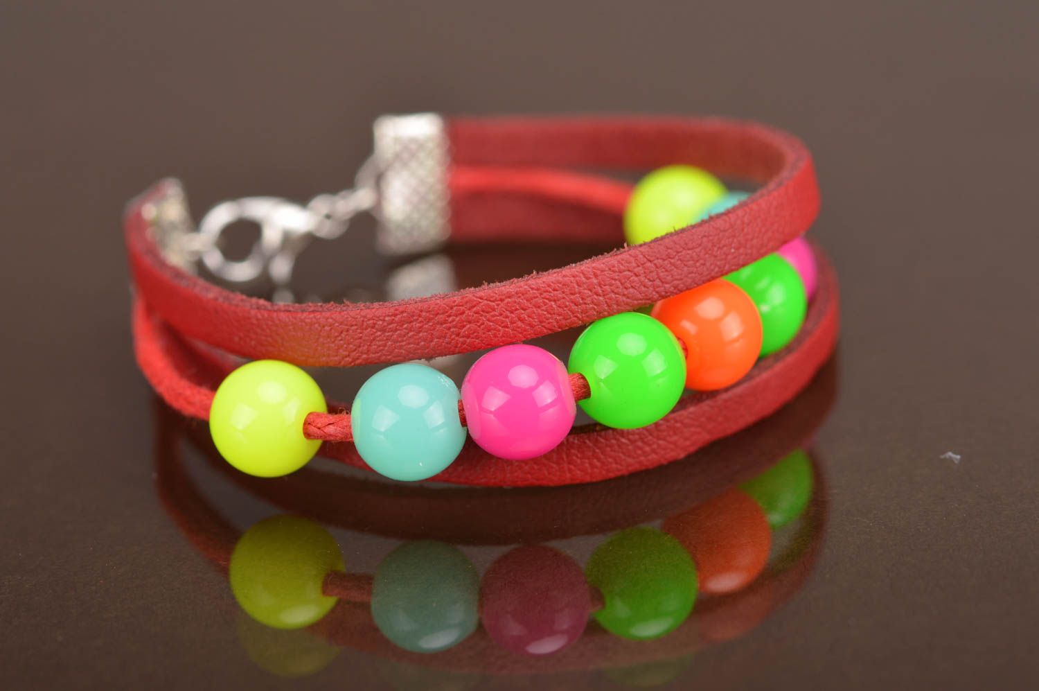 Handmade mehrreihiges Armband aus Leder mit bunten Plastikperlen Regenbogen foto 3