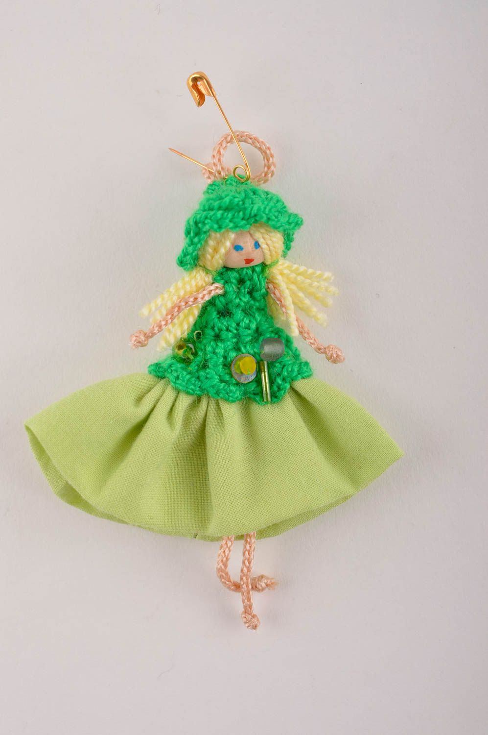 Broche hecho a mano muñeca con vestido verde regalo original accesorio de moda foto 2