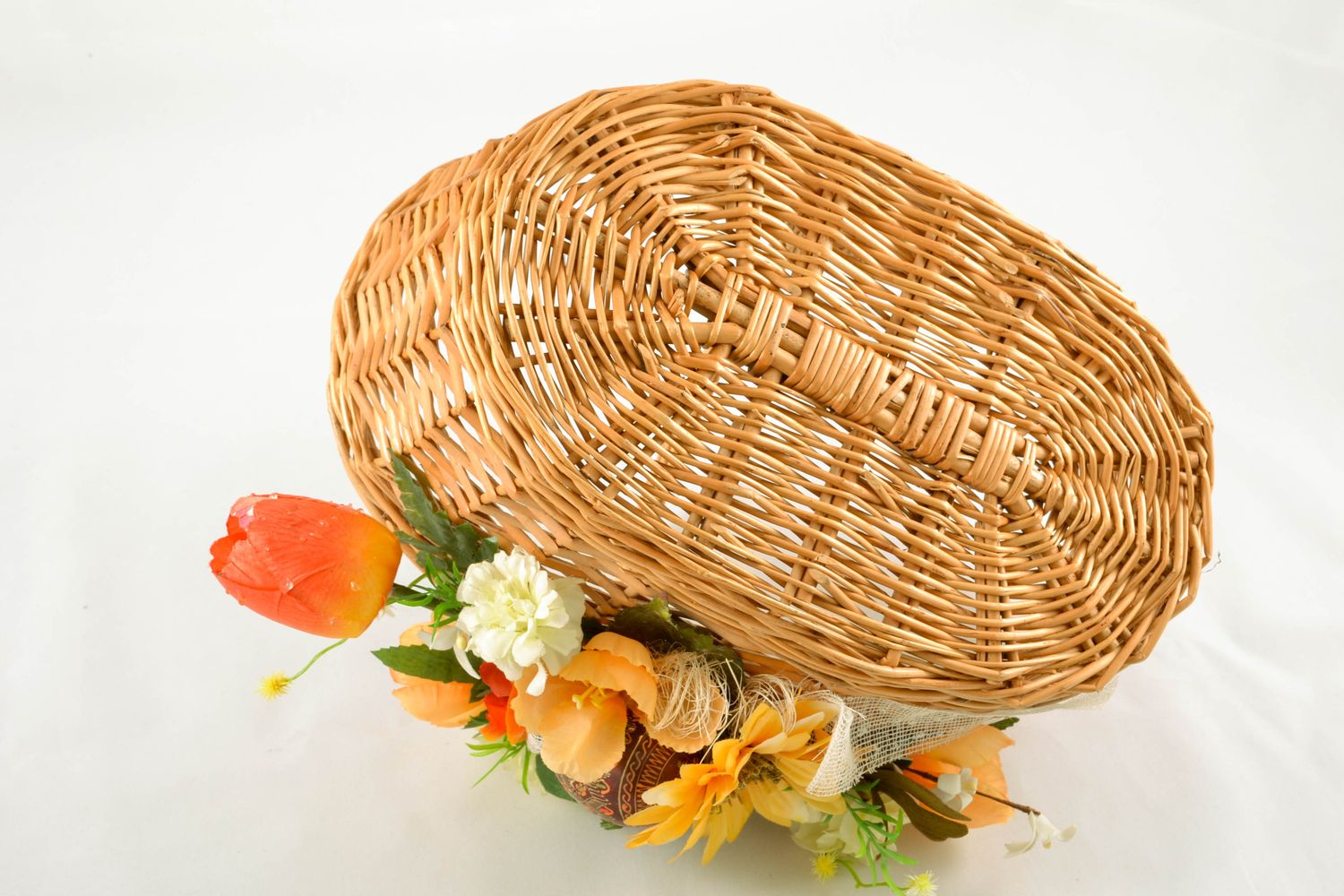 Плетеная пасхальная корзина с цветами фото 4