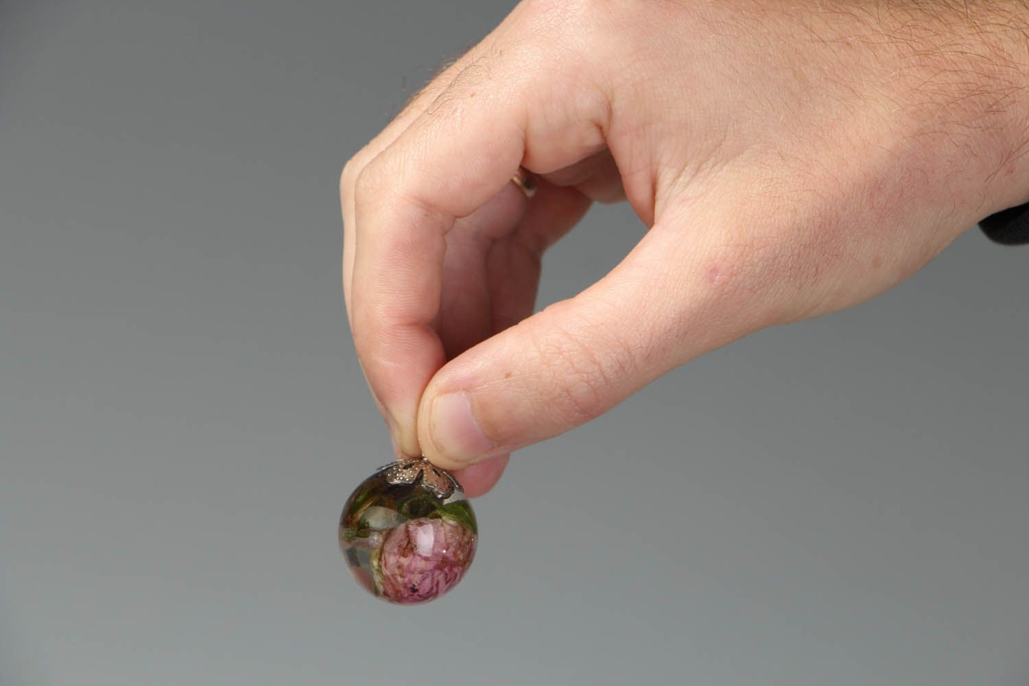 Colgante hecho a mano con yema de rosa foto 4