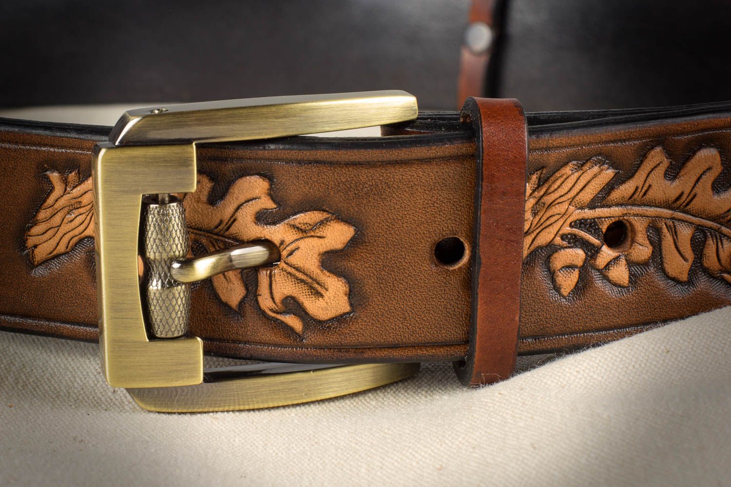 Cinturón de hombre de cuero natural marrón artesanal con hebilla de acero foto 1