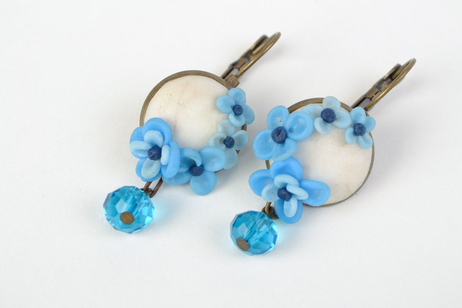 Pendientes originales hechos a mano de arcilla polimérica con flores azules foto 3