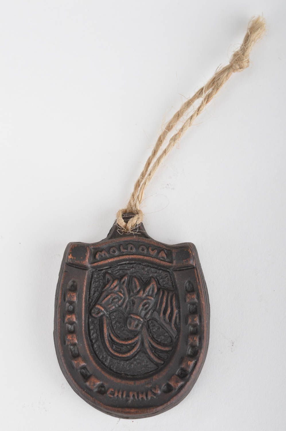 Handmade ceramic souvenir keychain in the shape of horseshoe kilned with milk photo 2