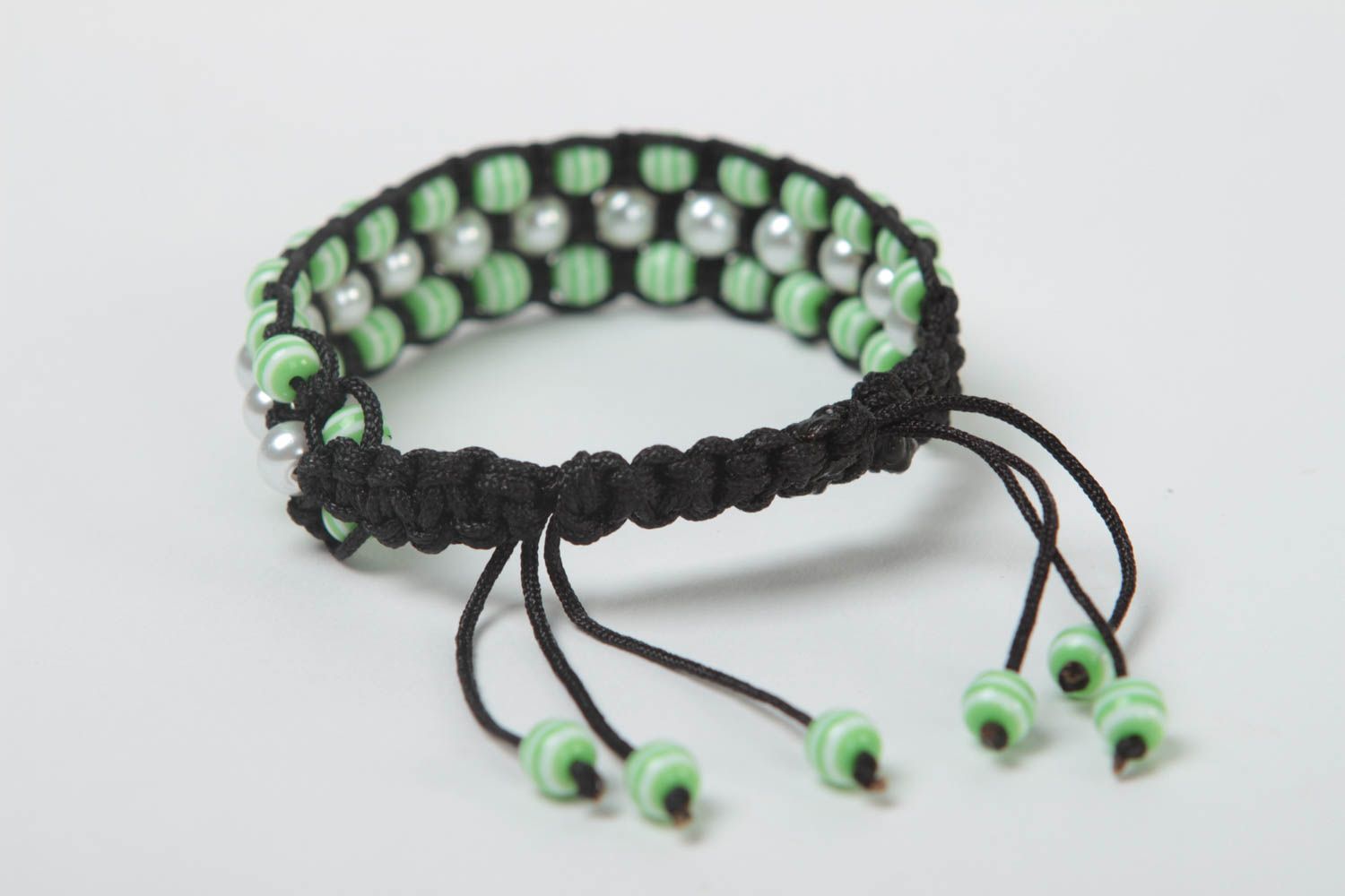 Трехрядный плетеный браслет из бусин ручной работы авторский женский красивый фото 4
