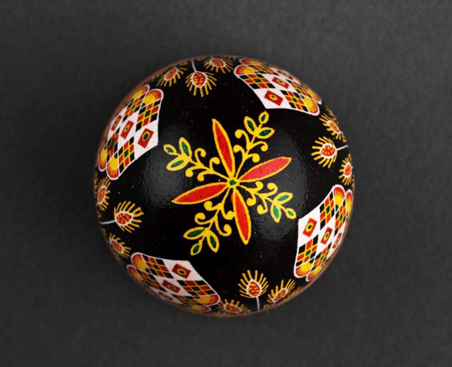 L'uovo dipinto per Pasqua Uovo pasquale decorativo Uovo-simbolo di festa  foto 4