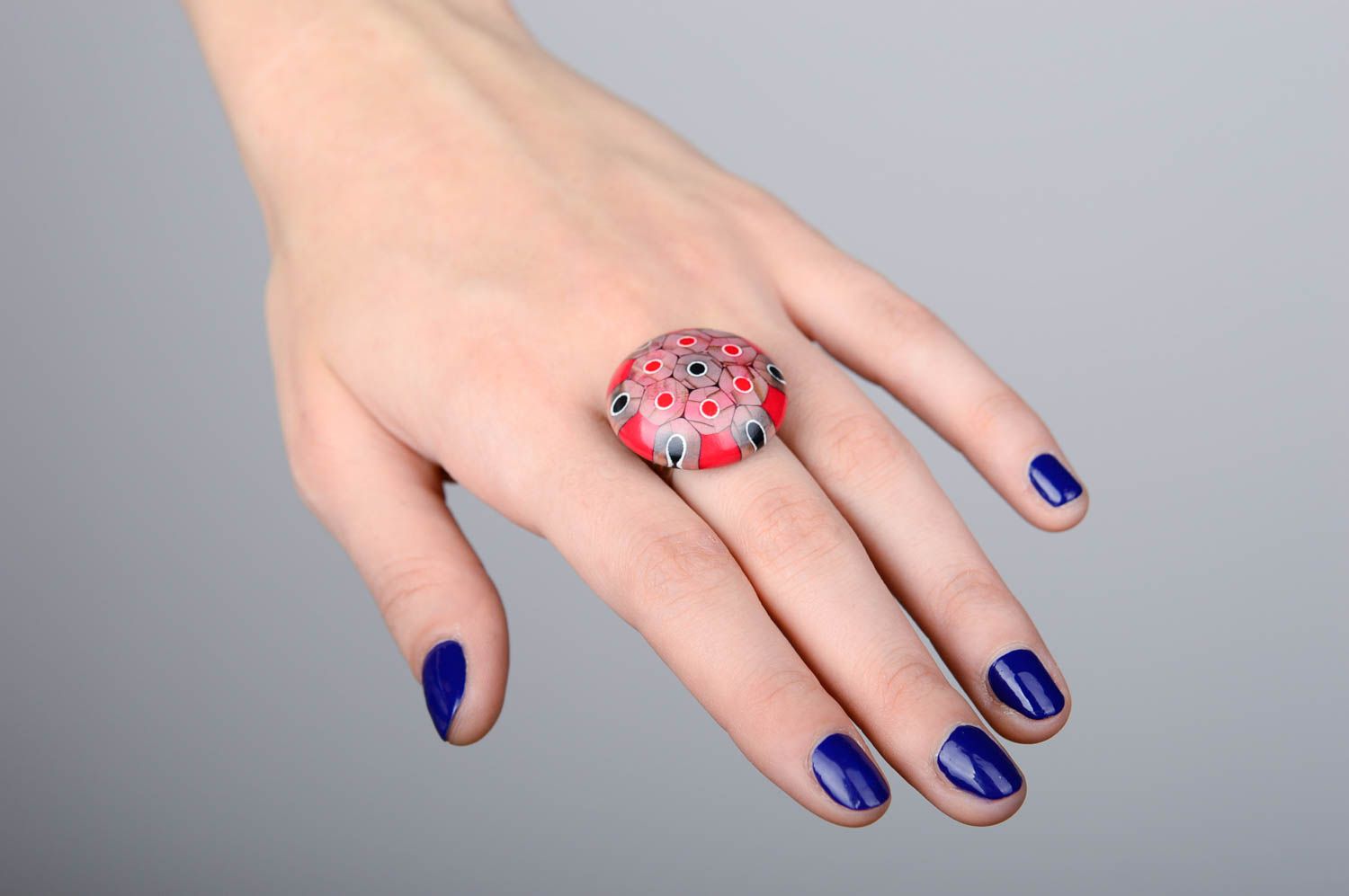 Перстень ручной работы кольцо из карандашей красное крупное стильное кольцо фото 2