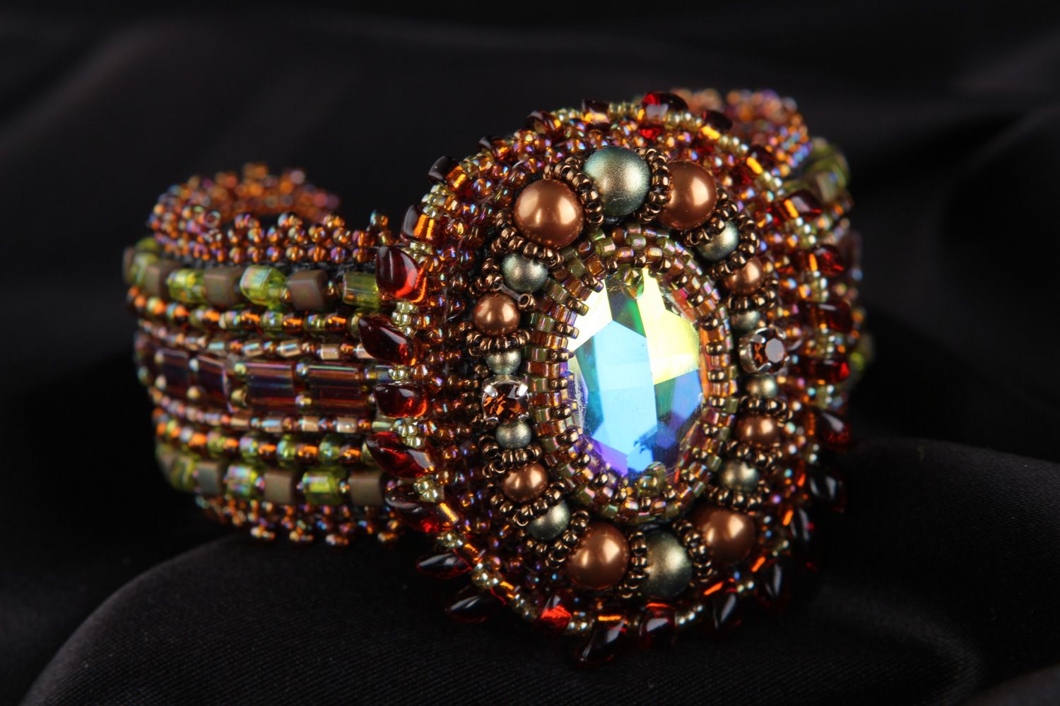 Voluminiöses besticktes braunes handgemachtes Armband mit Glasperlen für Abendkleid foto 5