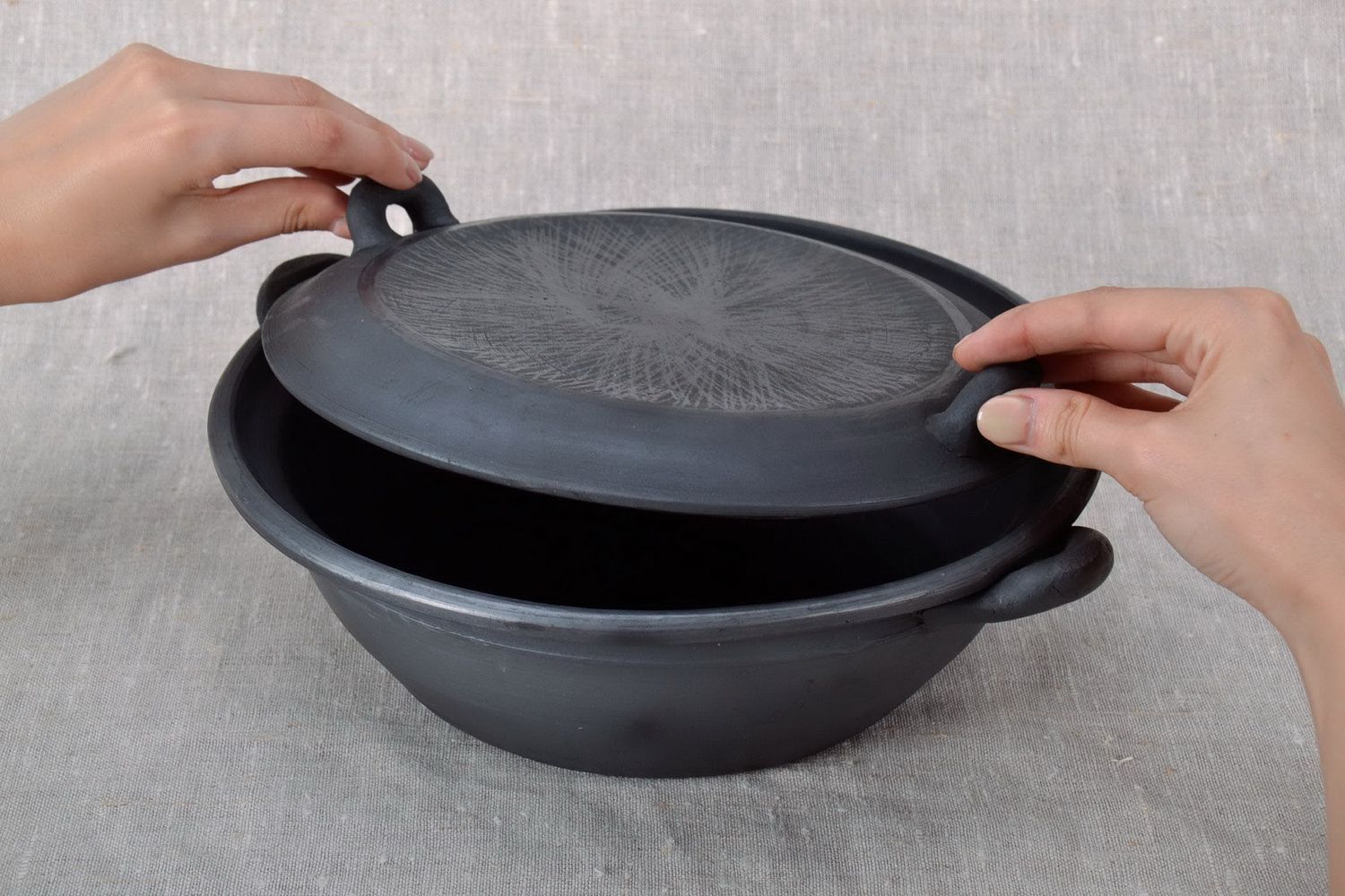 Pot en céramique noire enfumée avec couvercle photo 5