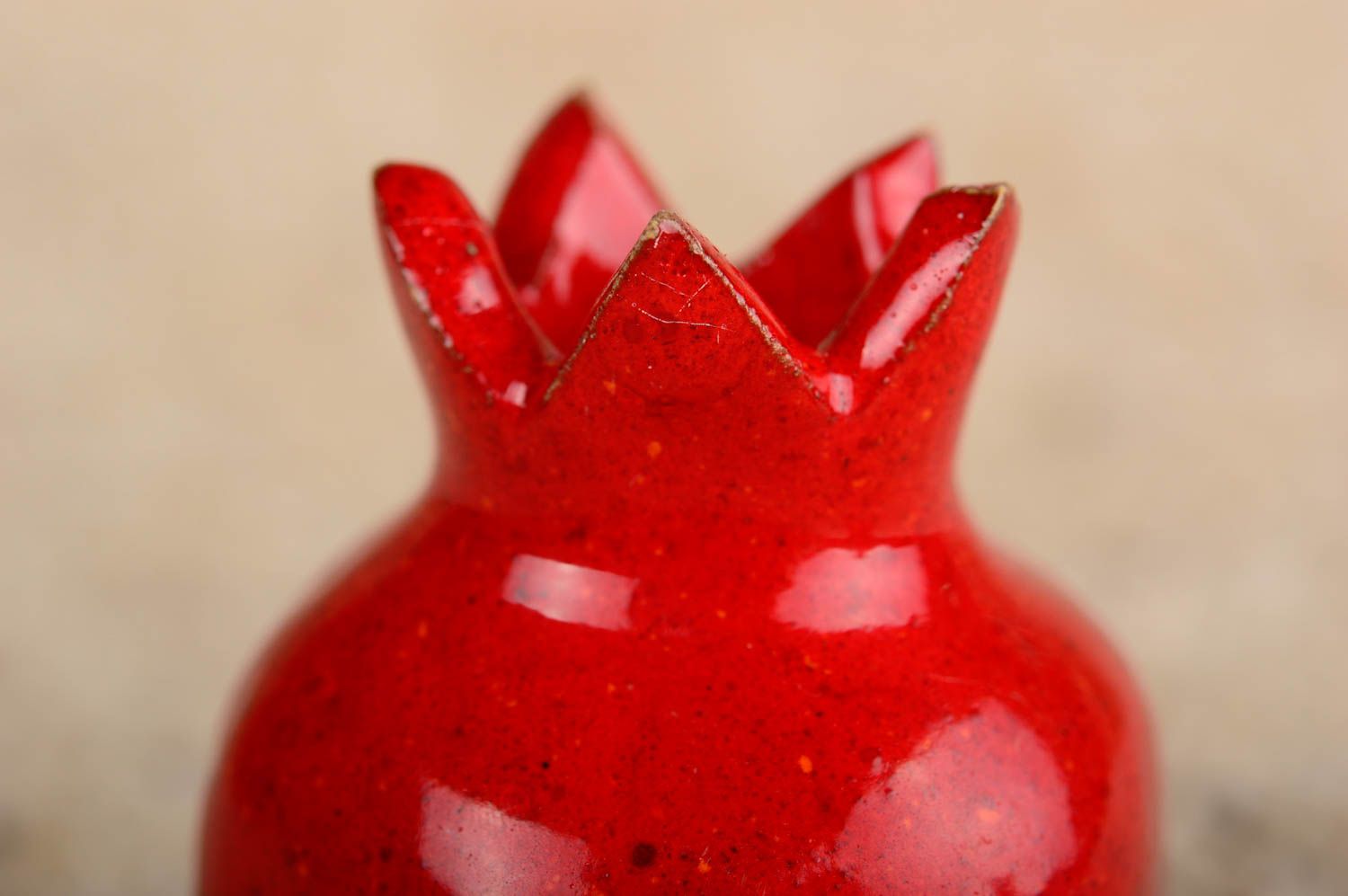 Vase céramique fait main Petit vase Déco maison rouge original forme de grenat photo 3